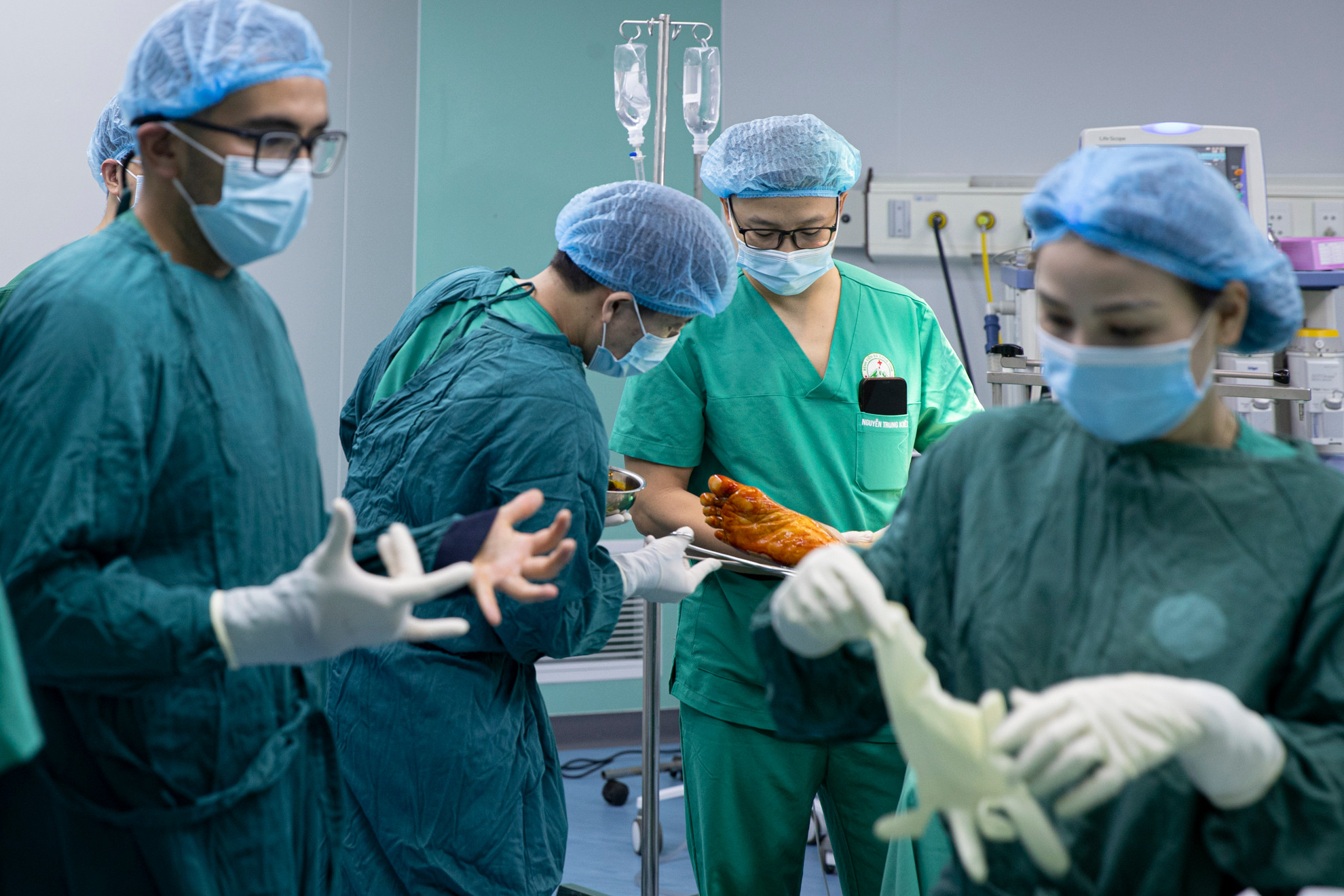 Không chỉ đưa y học tiên tiến đến với trẻ em, người có hoàn cảnh khó khăn ở vùng cao, chương trình của CLB Sala còn là cầu nối giữa các y bác sĩ tuyến trên với đồng nghiệp tuyến dưới, giữa các chuyên gia chấn thương chỉnh hình trong nước và quốc tế.