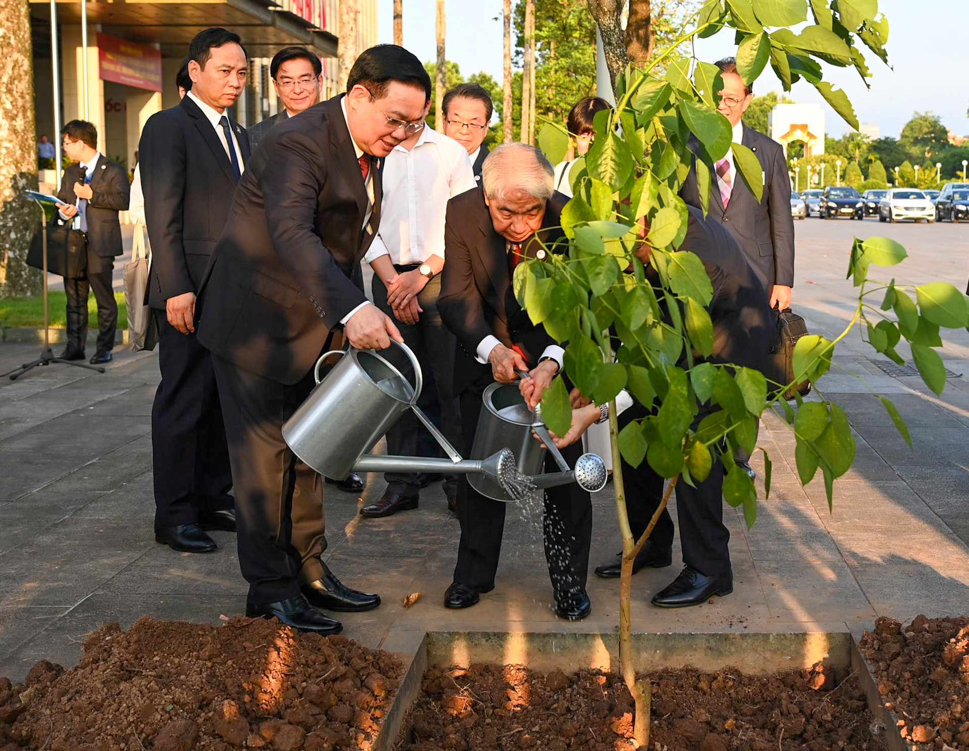 Chủ tịch Quốc hội Vương Đình Huệ và Chủ tịch Thượng viện Nhật Bản Otsuji Hidehisa thực hiện nghi thức trồng cây. Chủ tịch Quốc hội Vương Đình Huệ và Chủ tịch Thượng viện Nhật Bản Otsuji Hidehisa thực hiện nghi thức trồng cây.