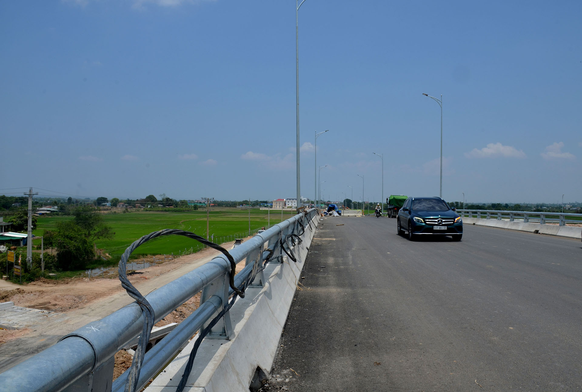 Cầu vượt dân sinh trên Quốc lộ 28 qua nút giao liên thông thị trấn Ma Lâm, huyện Hàm Thuận Bắc tại Km 208+701,74. Cầu vượt dân sinh trên Quốc lộ 28 qua nút giao liên thông thị trấn Ma Lâm, huyện Hàm Thuận Bắc tại Km 208+701,74.