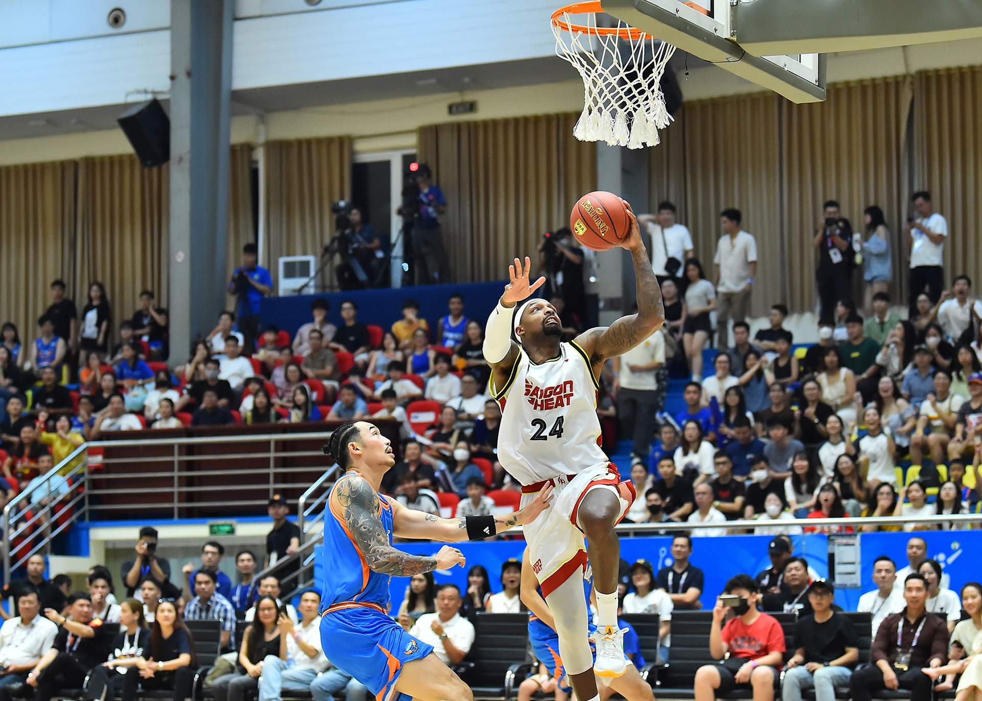 Với đội hình được đánh giá cao hơn, các cầu thủ Saigon Heat nhập cuộc với tốc độ cao và nhanh chóng áp đặt thế trận lên đội chủ nhà.