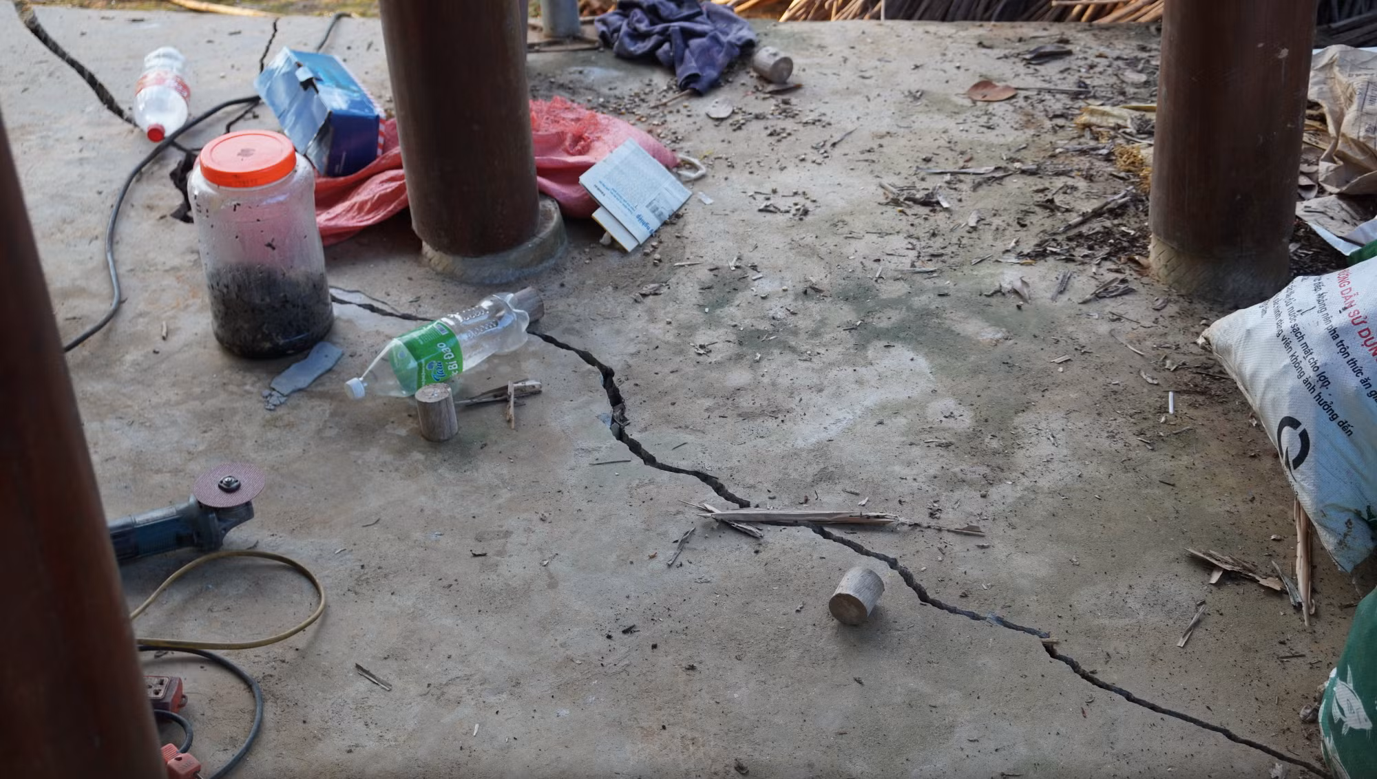 Vết nứt dài xuất hiện vào đêm ngày 10/9 trên nền nhà ông Thanh.