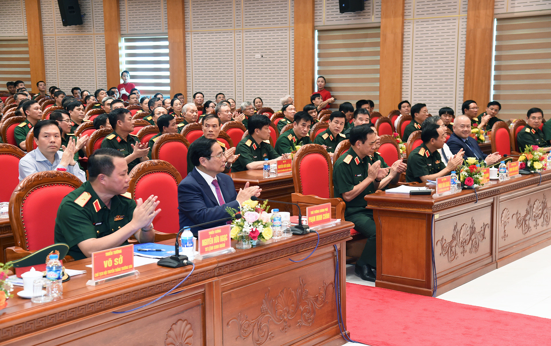 Thủ tướng Phạm Minh Chính và các đại biểu trong buổi làm việc.