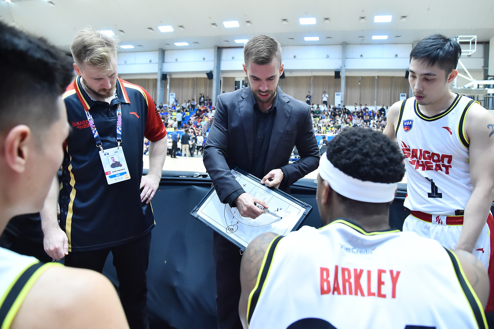 Trước trận đấu đầu tiên của mùa giải, huấn luyện viên Matt Van Pelt có những chỉ đạo chiến thuật cụ thể trong lối chơi tới từng học trò.