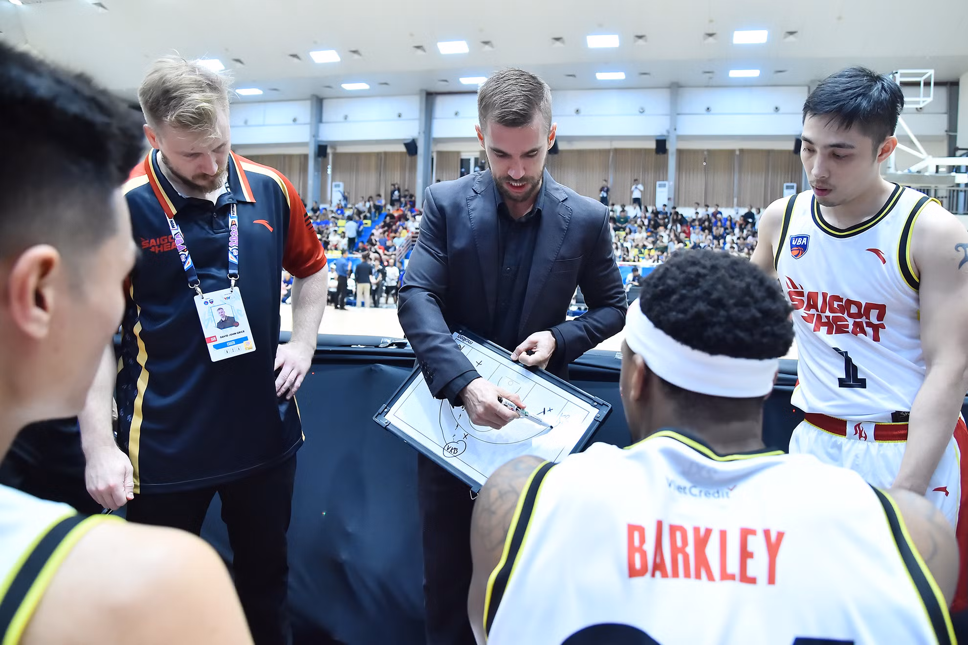 Trước trận đấu đầu tiên của mùa giải, huấn luyện viên Matt Van Pelt có những chỉ đạo chiến thuật cụ thể trong lối chơi tới từng học trò.