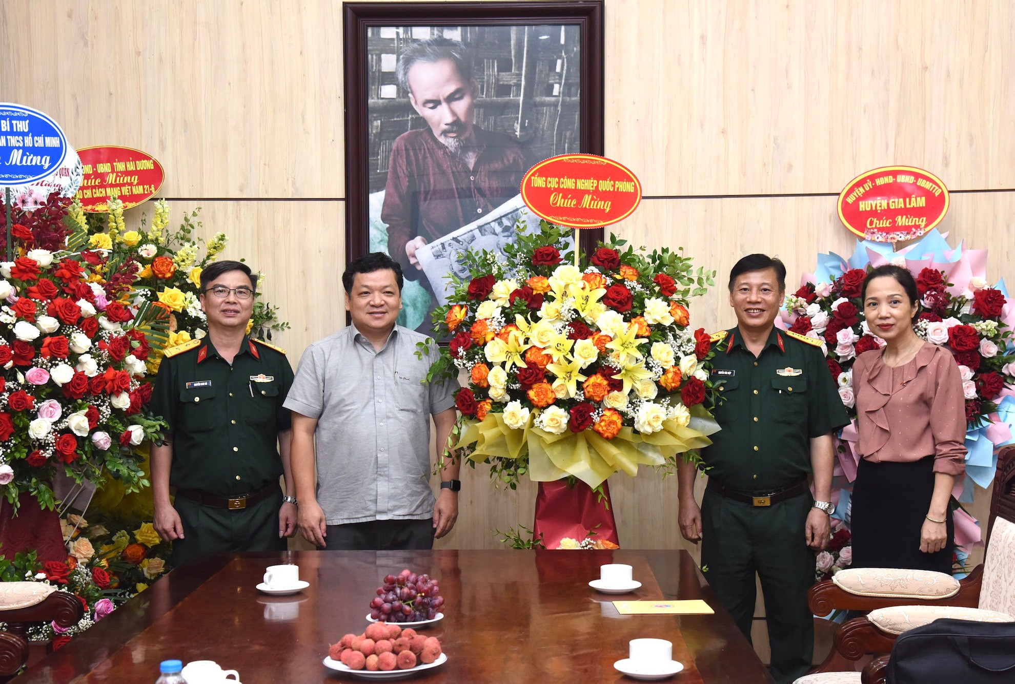 Đoàn đại biểu Tổng cục Công nghiệp Quốc phòng đến thăm, chúc mừng báo Đảng nhân kỷ niệm 98 năm Ngày Báo chí cách mạng Việt Nam.