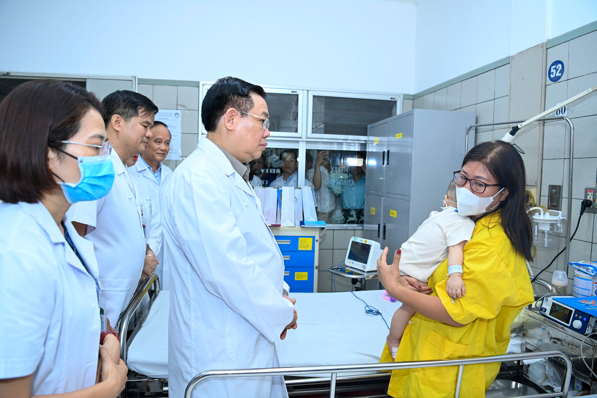 Chủ tịch Quốc hội Vương Đình Huệ thăm hỏi các nạn nhân, thân nhân người bệnh đang điều trị tại bệnh viện.