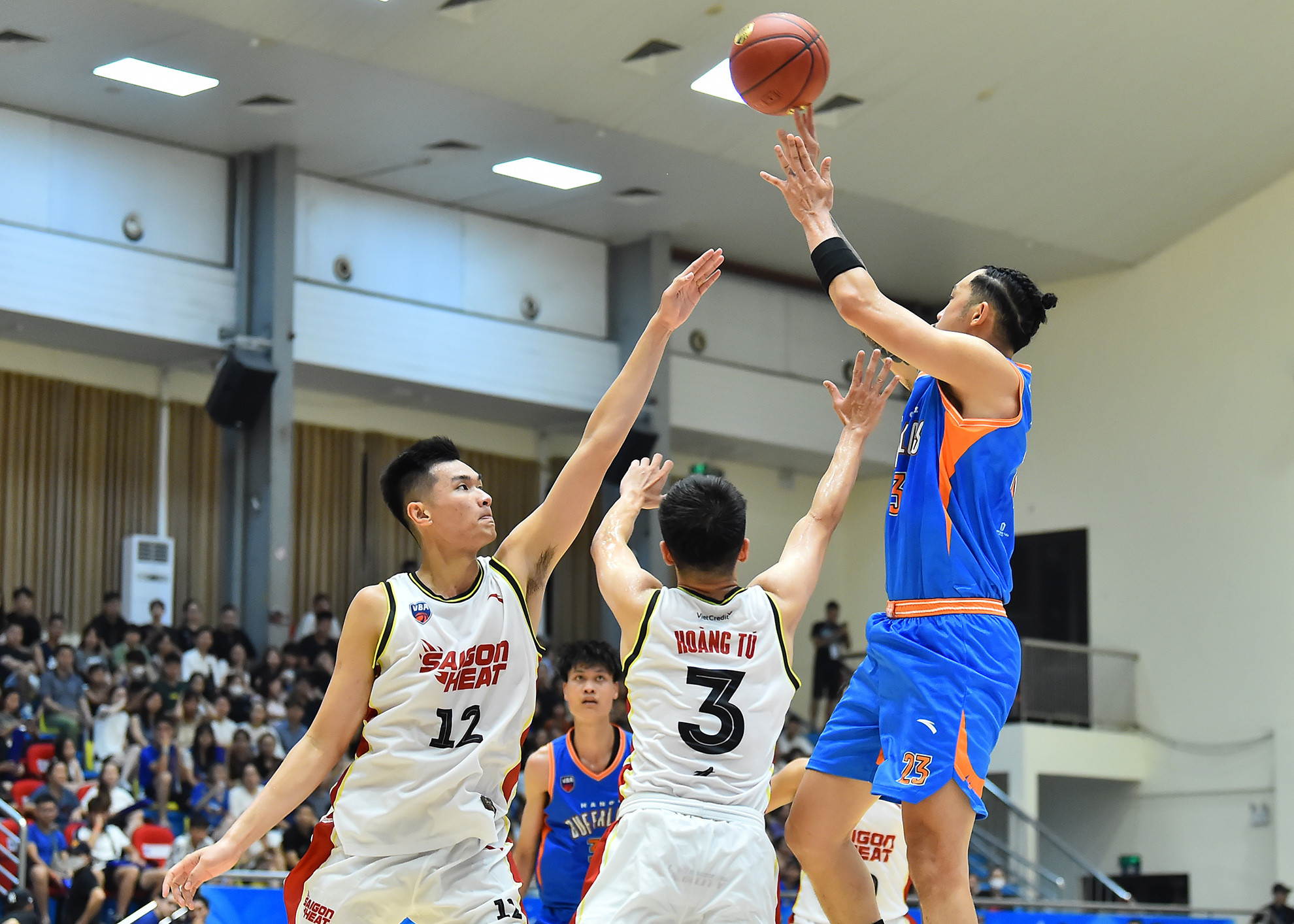 Các cầu thủ Hanoi Buffaloes gặp khó khăn khi triển khai các phương án tấn công trước sự áp sát nhanh của đội khách.