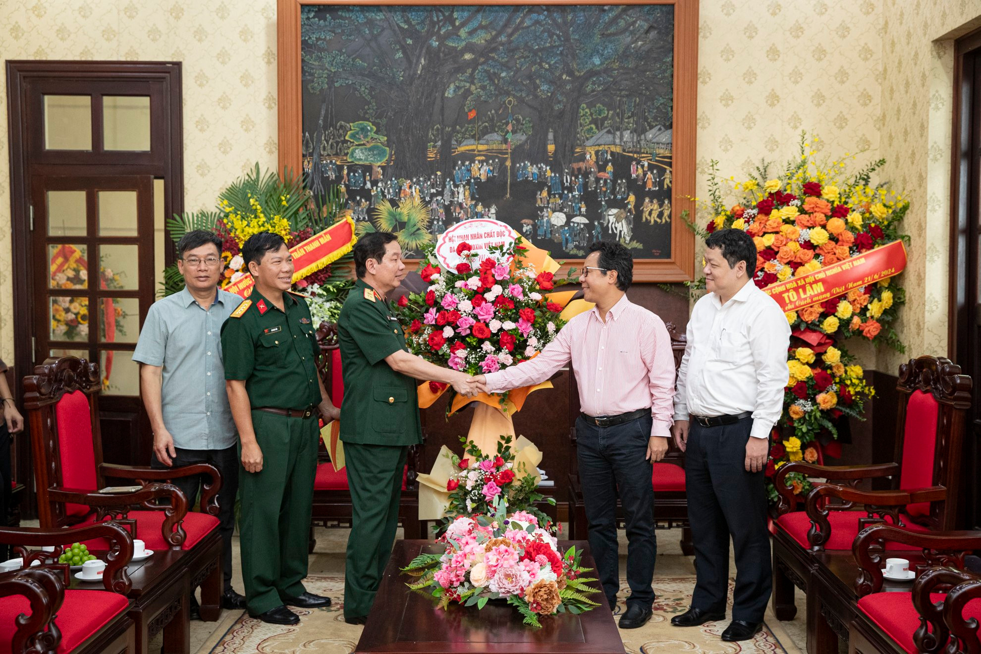 Trung tướng Nguyễn Hữu Chính, Chủ tịch Hội Nạn nhân chất độc da cam Việt Nam chúc mừng những người làm Báo Nhân Dân.