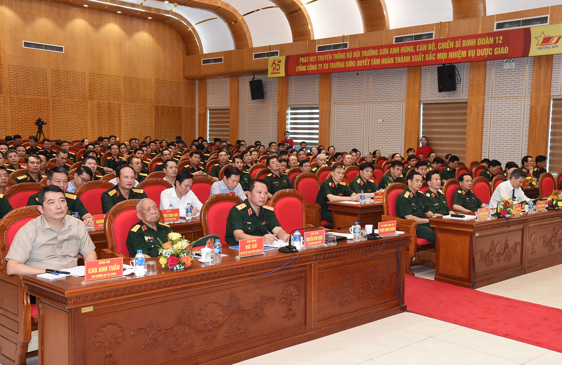 Các đại biểu tham dự buổi làm việc.