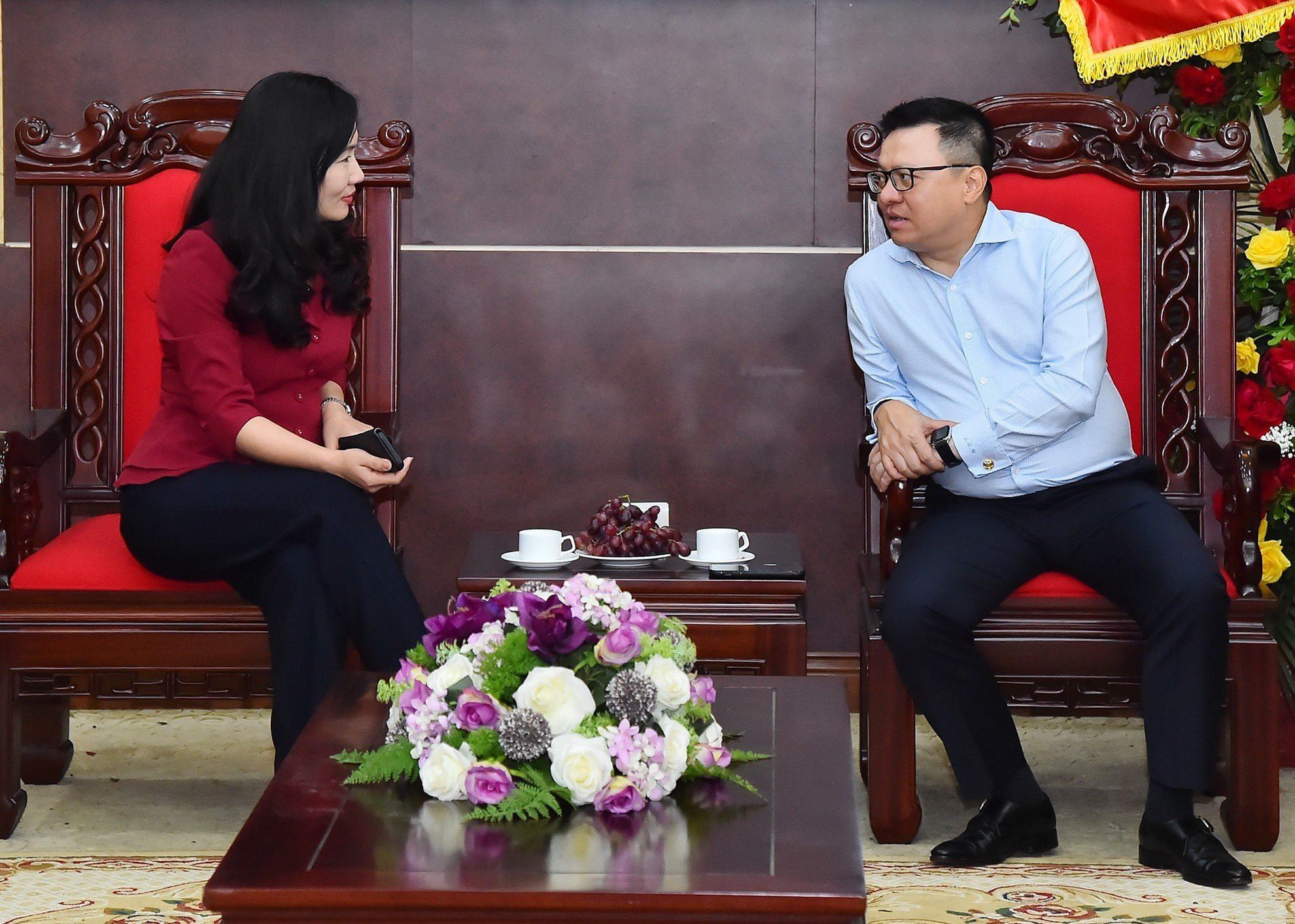 Bà Nguyễn Thị Hạnh, Phó Chủ tịch UBND tỉnh Quảng Ninh tới thăm, chúc mừng Báo Nhân Dân.