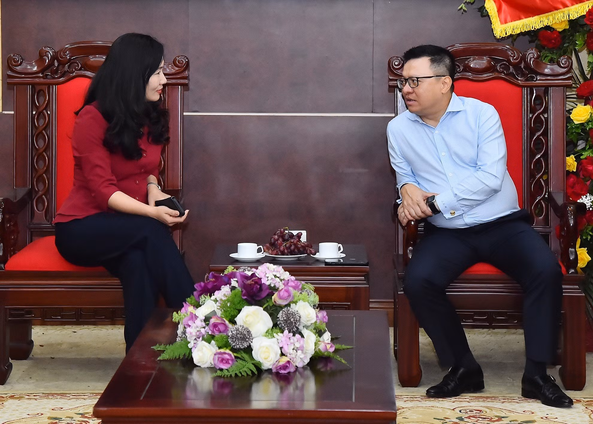 Bà Nguyễn Thị Hạnh, Phó Chủ tịch UBND tỉnh Quảng Ninh tới thăm, chúc mừng Báo Nhân Dân.