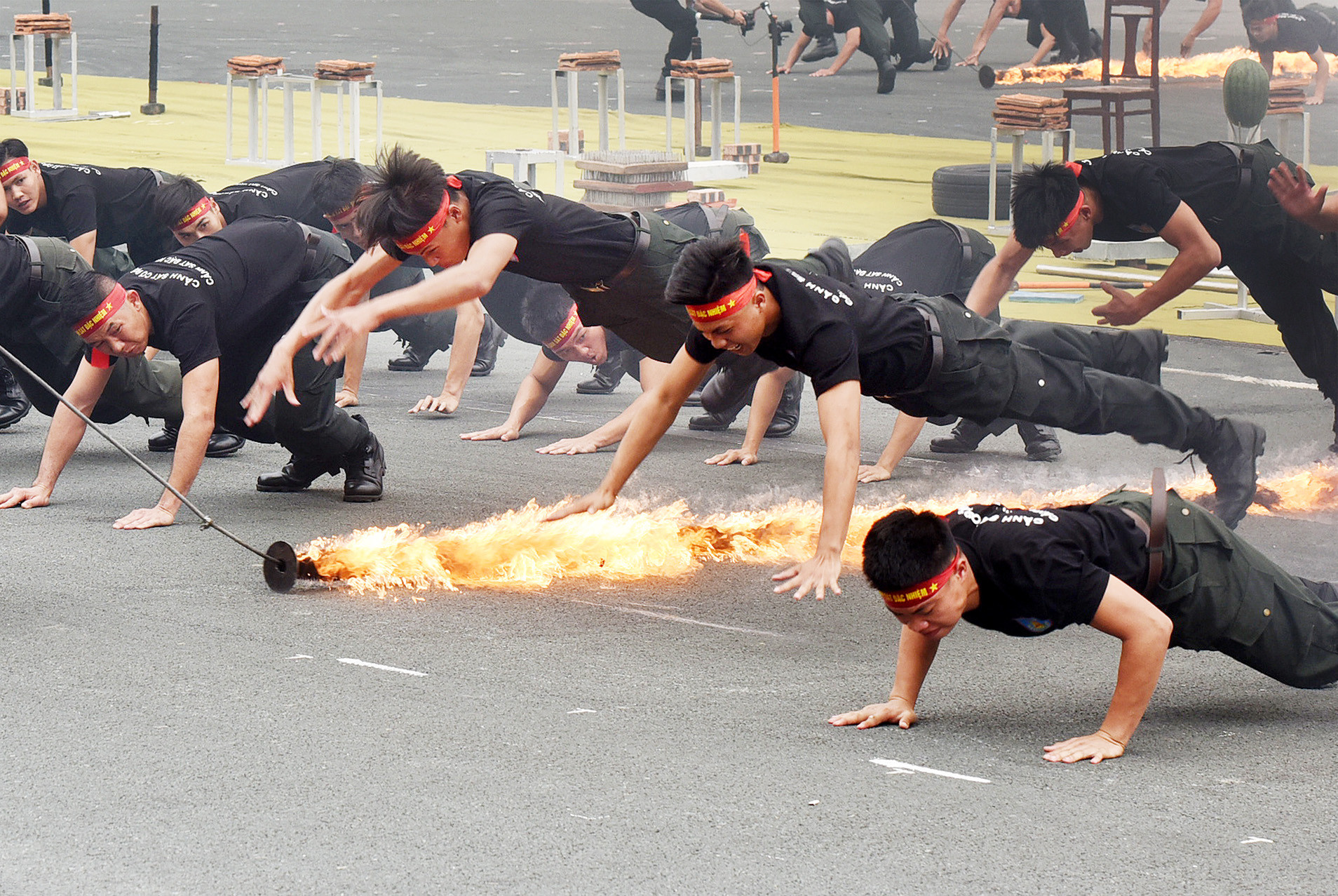 Người xem “mãn nhãn” chứng kiến các chiến sĩ Cảnh sát cơ động, Cảnh sát đặc nhiệm… biểu diễn các màn võ thuật, khí công, dùng tay chặt gạch, lưng trần nằm trên bàn chông, lưỡi kiếm… đầy ấn tượng.