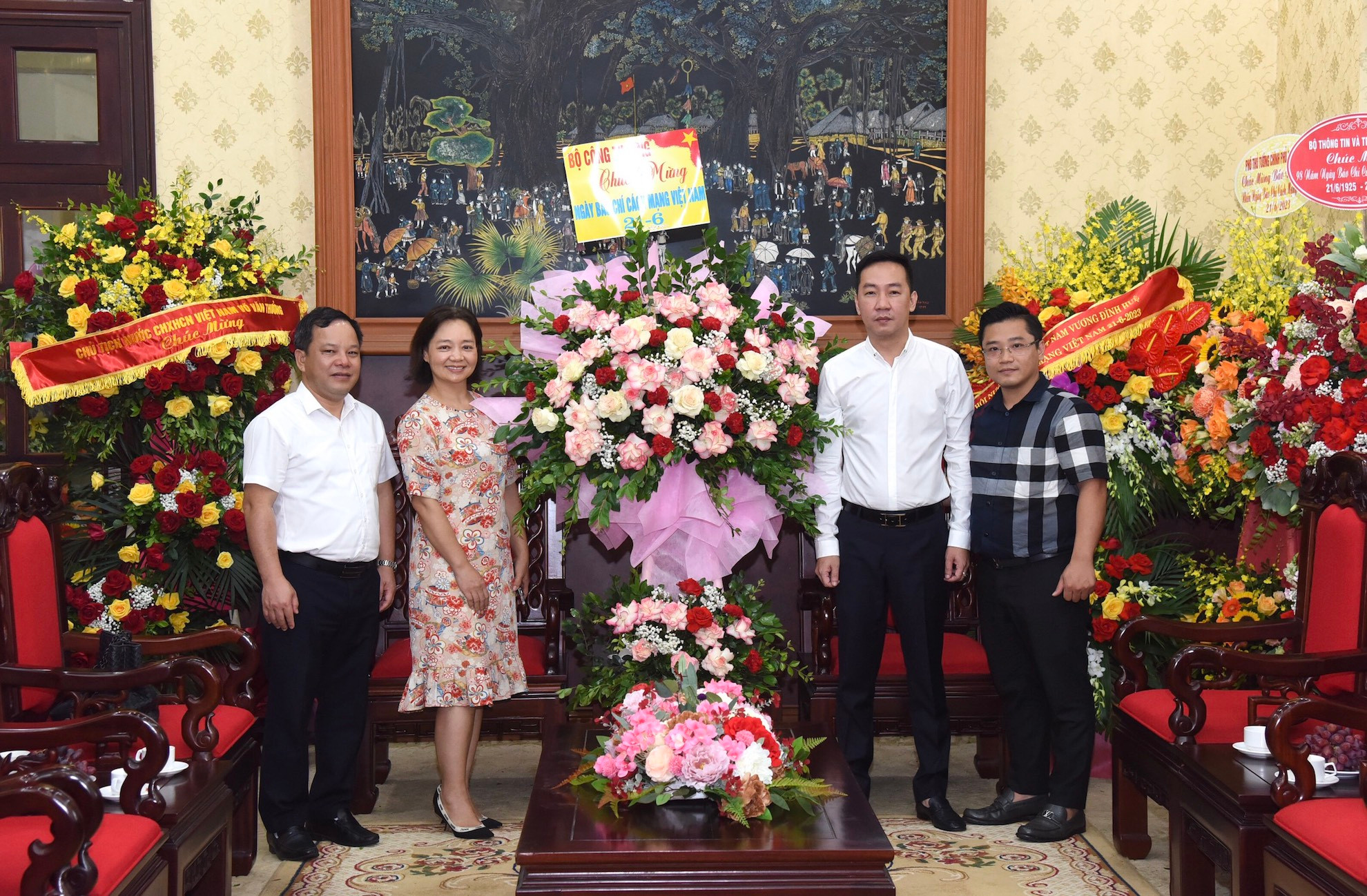 Đoàn đại biểu Bộ Công thương tặng hoa và chúc mừng Báo Nhân Dân.