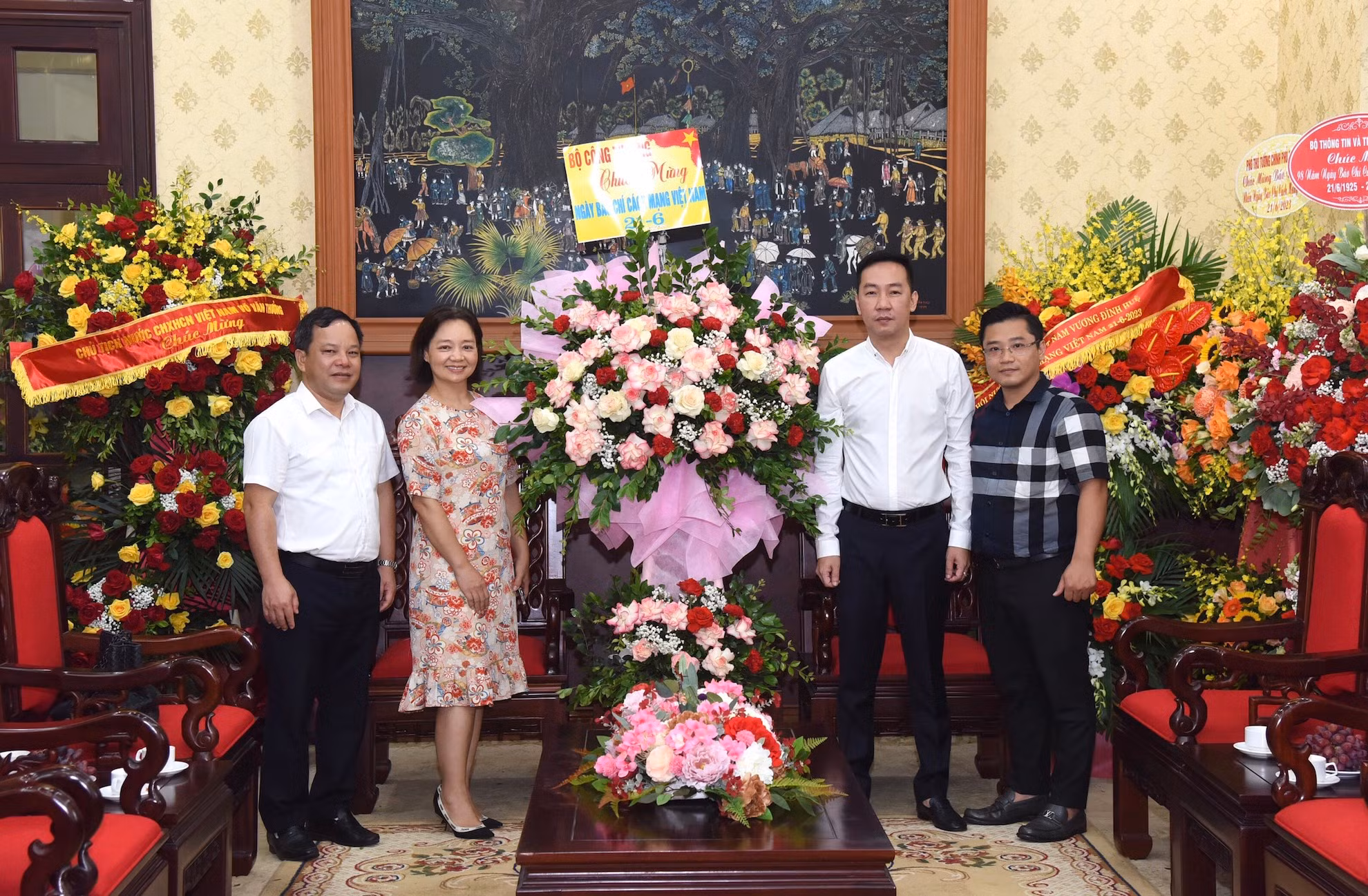 Đoàn đại biểu Bộ Công thương tặng hoa và chúc mừng Báo Nhân Dân.