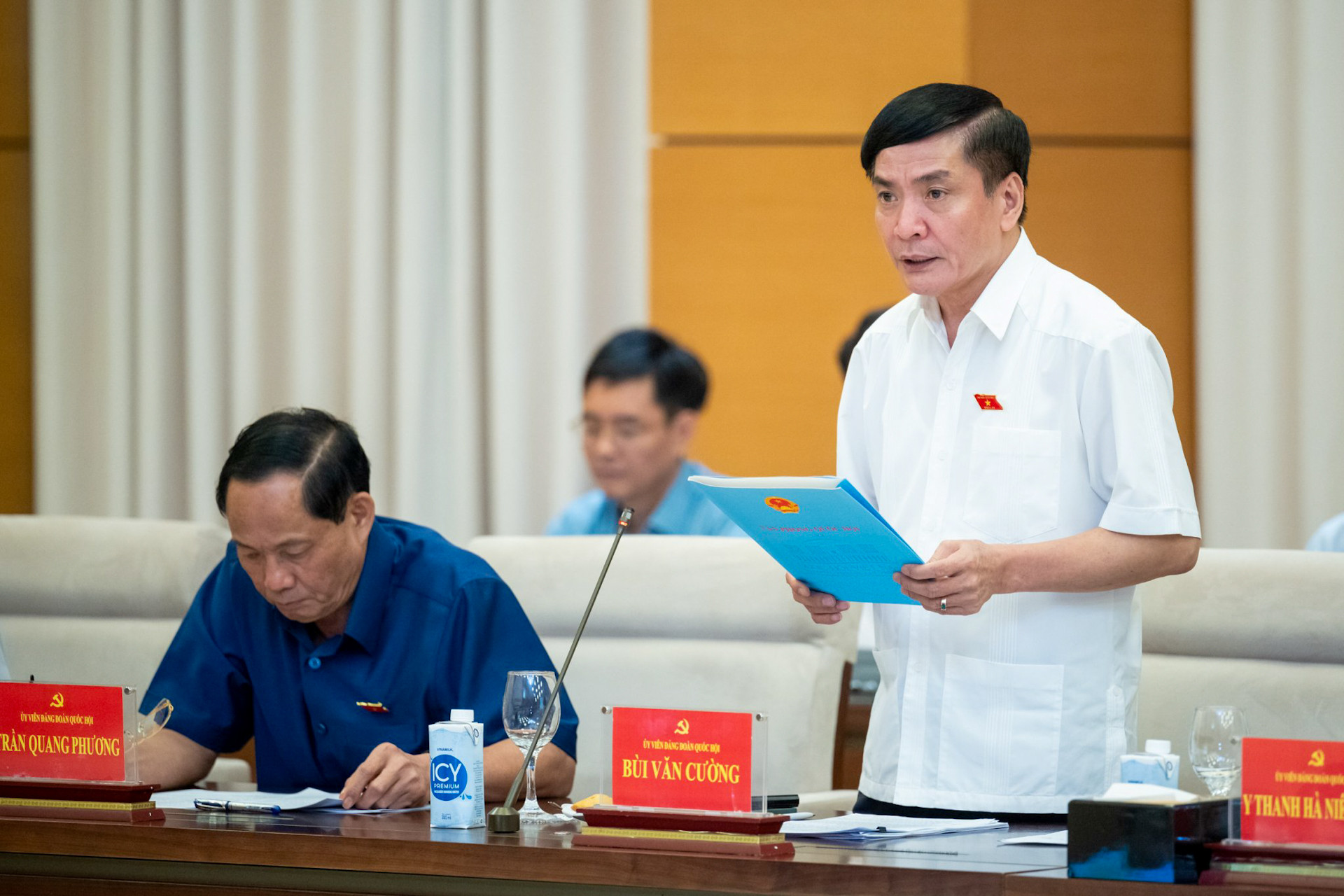 Tổng Thư ký, Chủ nhiệm Văn phòng Quốc hội Bùi Văn Cường báo cáo tại hội nghị.