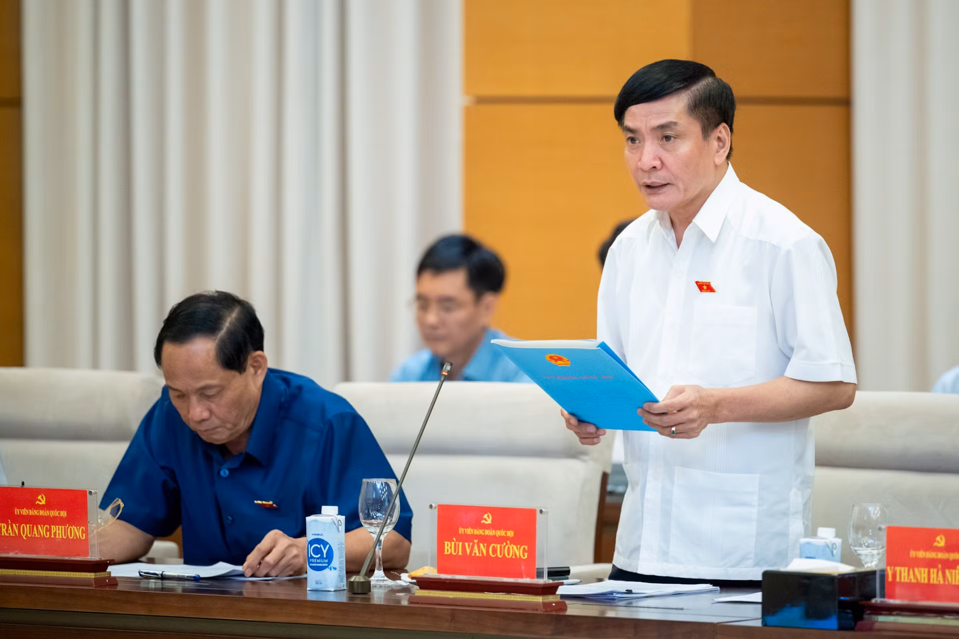 Tổng Thư ký, Chủ nhiệm Văn phòng Quốc hội Bùi Văn Cường báo cáo tại hội nghị.