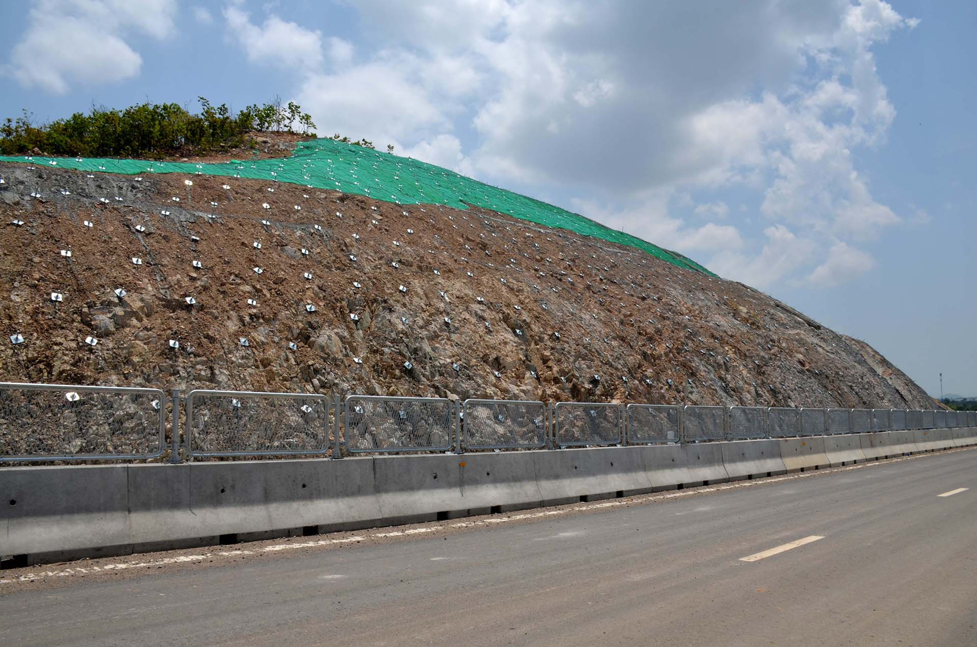 Mái taluy được gia cố bằng cách phun bê-tông gia cường vào vách núi đá để giữ cho đất đá không sạt lở xuống cao tốc. Mái taluy được gia cố bằng cách phun bê-tông gia cường vào vách núi đá để giữ cho đất đá không sạt lở xuống cao tốc.