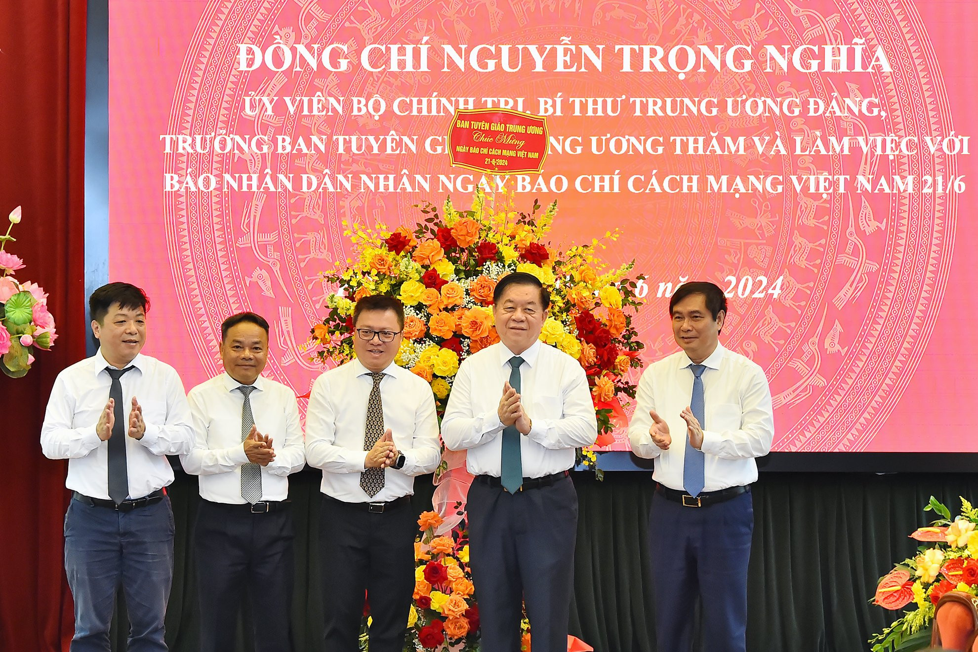 Đồng chí Nguyễn Trọng Nghĩa, Ủy viên Bộ Chính trị, Bí thư Trung ương Đảng, Trưởng Ban Tuyên giáo Trung ương đến thăm và làm việc với Báo Nhân Dân. (Ảnh: THỦY NGUYÊN)