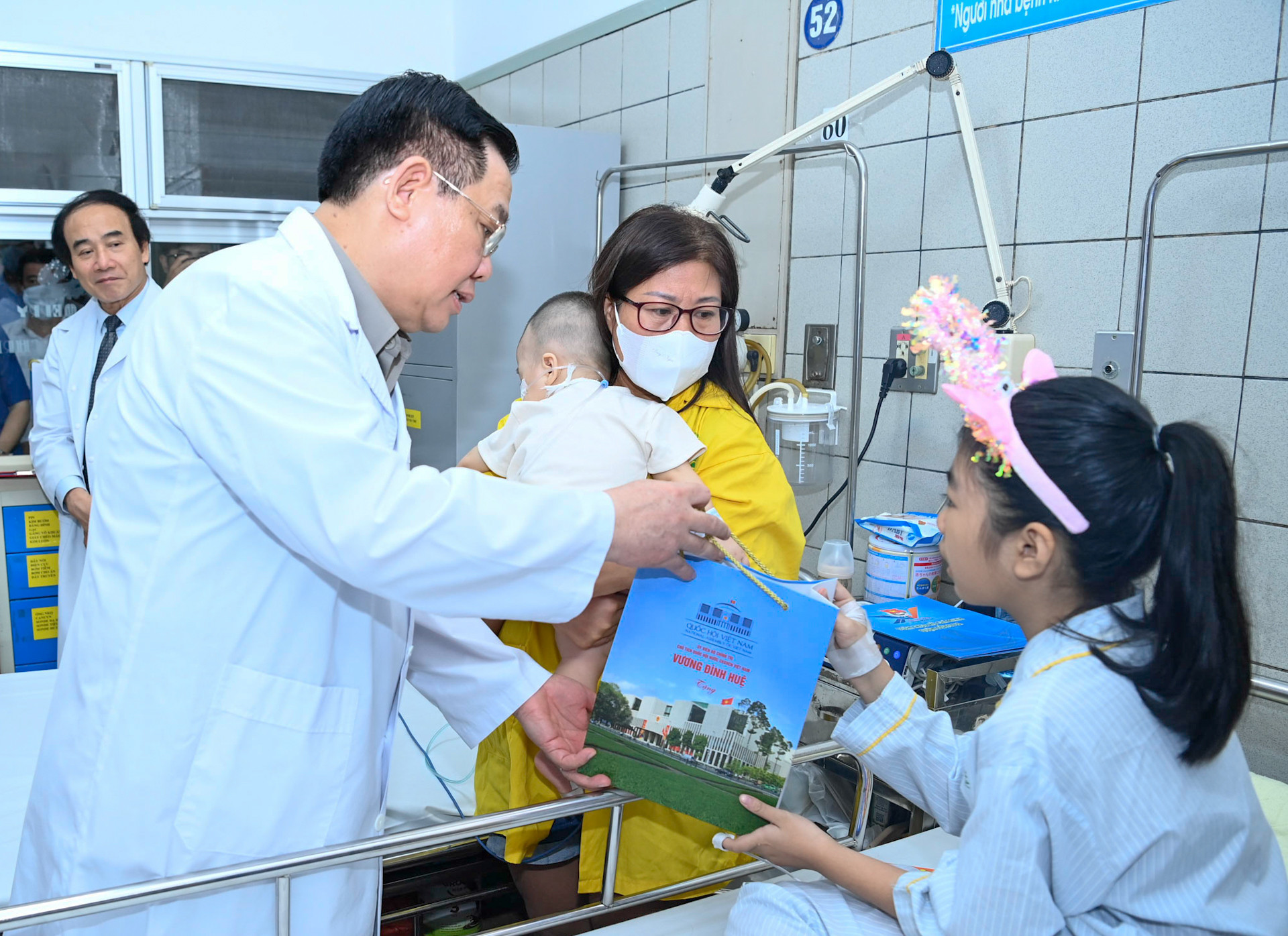 Chủ tịch Quốc hội Vương Đình Huệ tặng quà các nạn nhân vụ cháy.