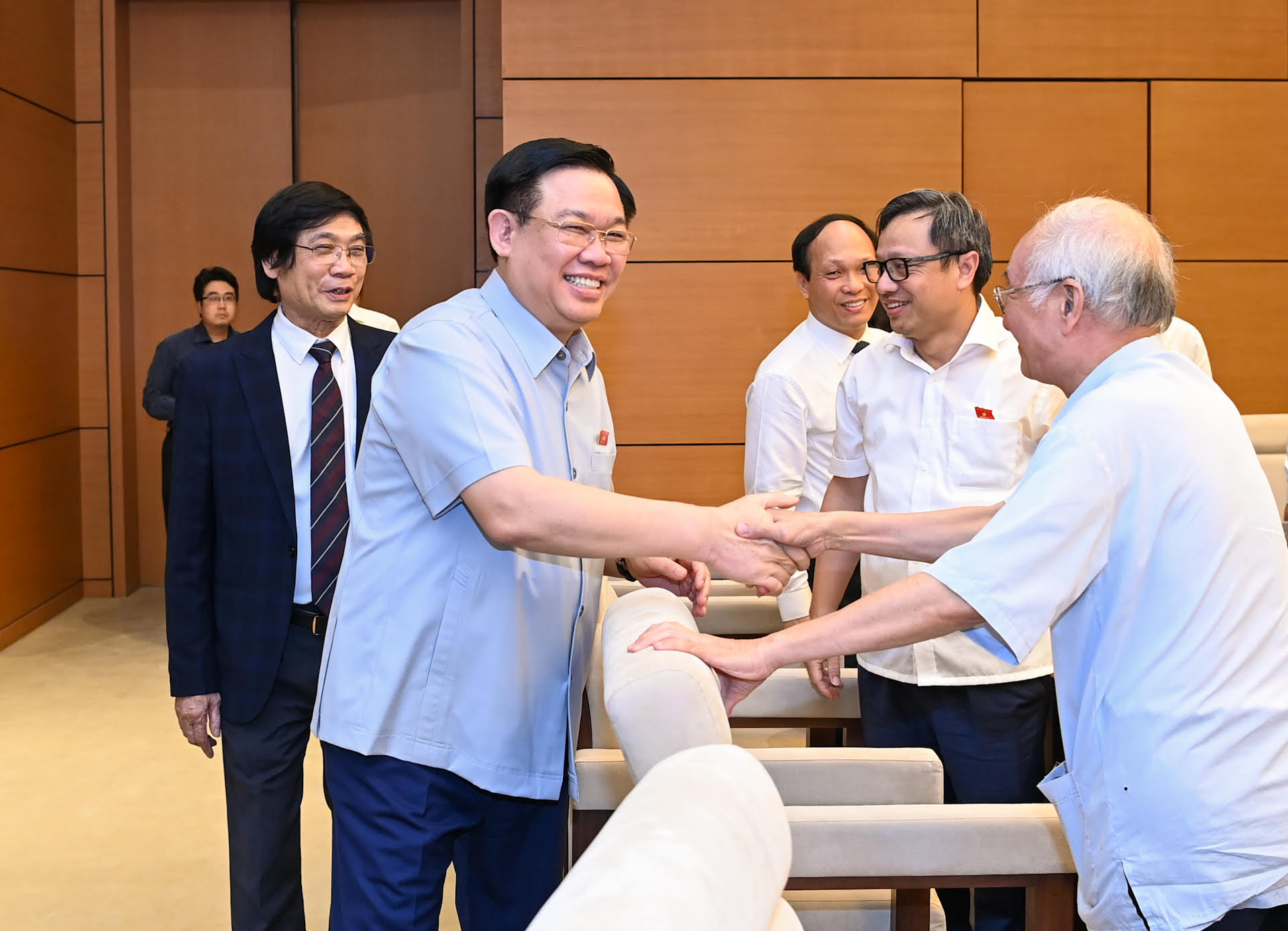 Chủ tịch Quốc hội Vương Đình Huệ với các thành viên Hội Quy hoạch phát triển đô thị Việt Nam tại buổi gặp mặt. Chủ tịch Quốc hội Vương Đình Huệ với các thành viên Hội Quy hoạch phát triển đô thị Việt Nam tại buổi gặp mặt.