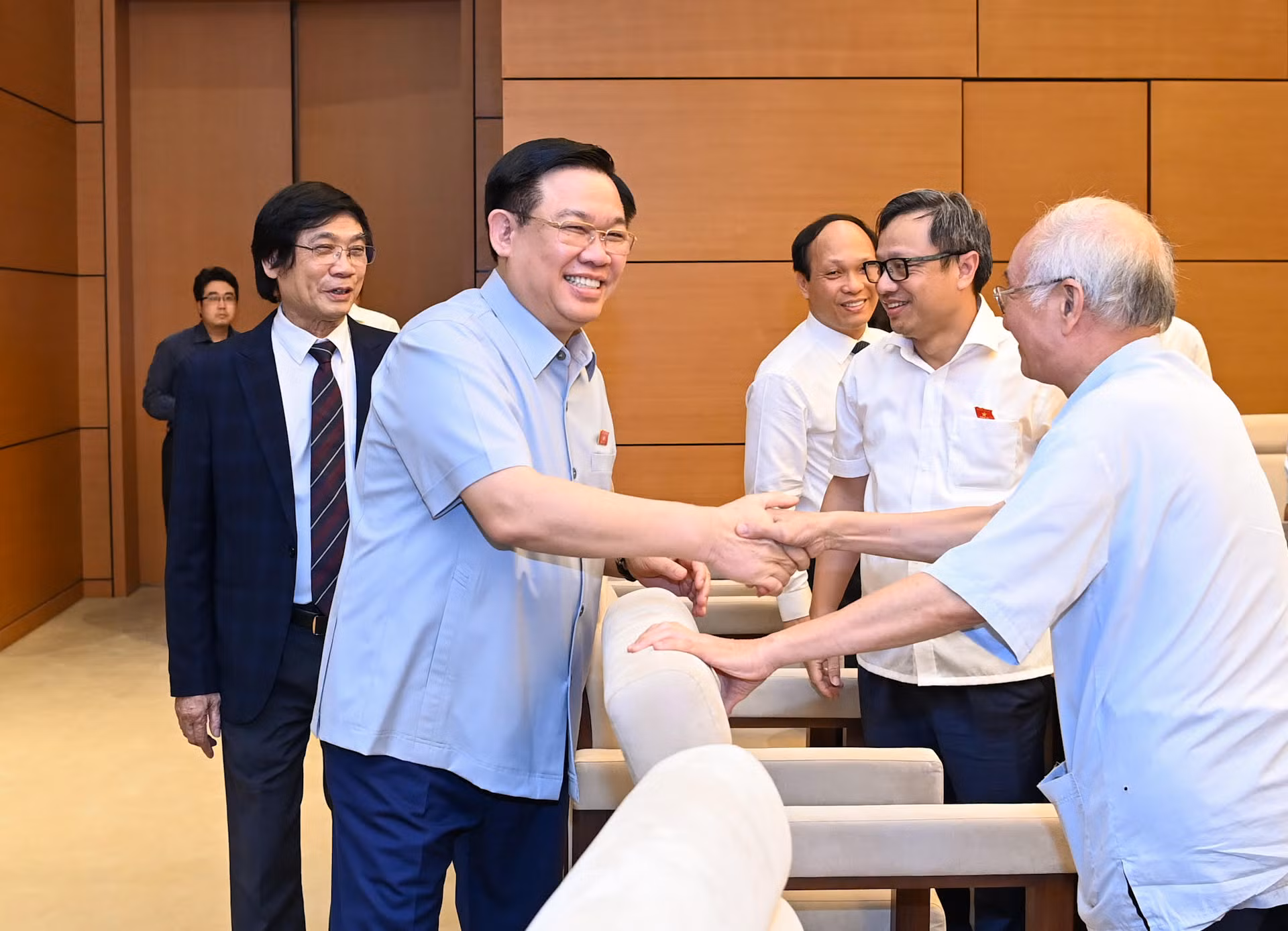 Chủ tịch Quốc hội Vương Đình Huệ với các thành viên Hội Quy hoạch phát triển đô thị Việt Nam tại buổi gặp mặt.