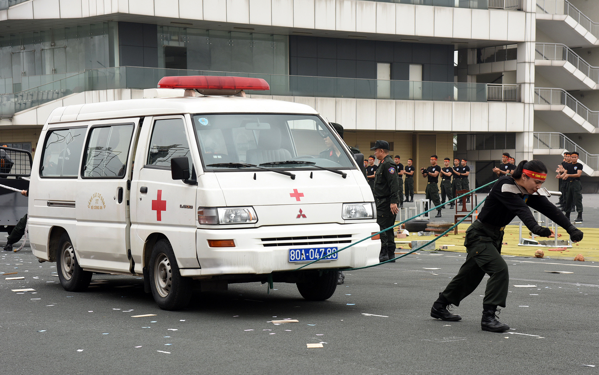 Màn biểu diễn khí công kẹp dao kéo xe của nữ lực lượng cảnh sát cơ động.