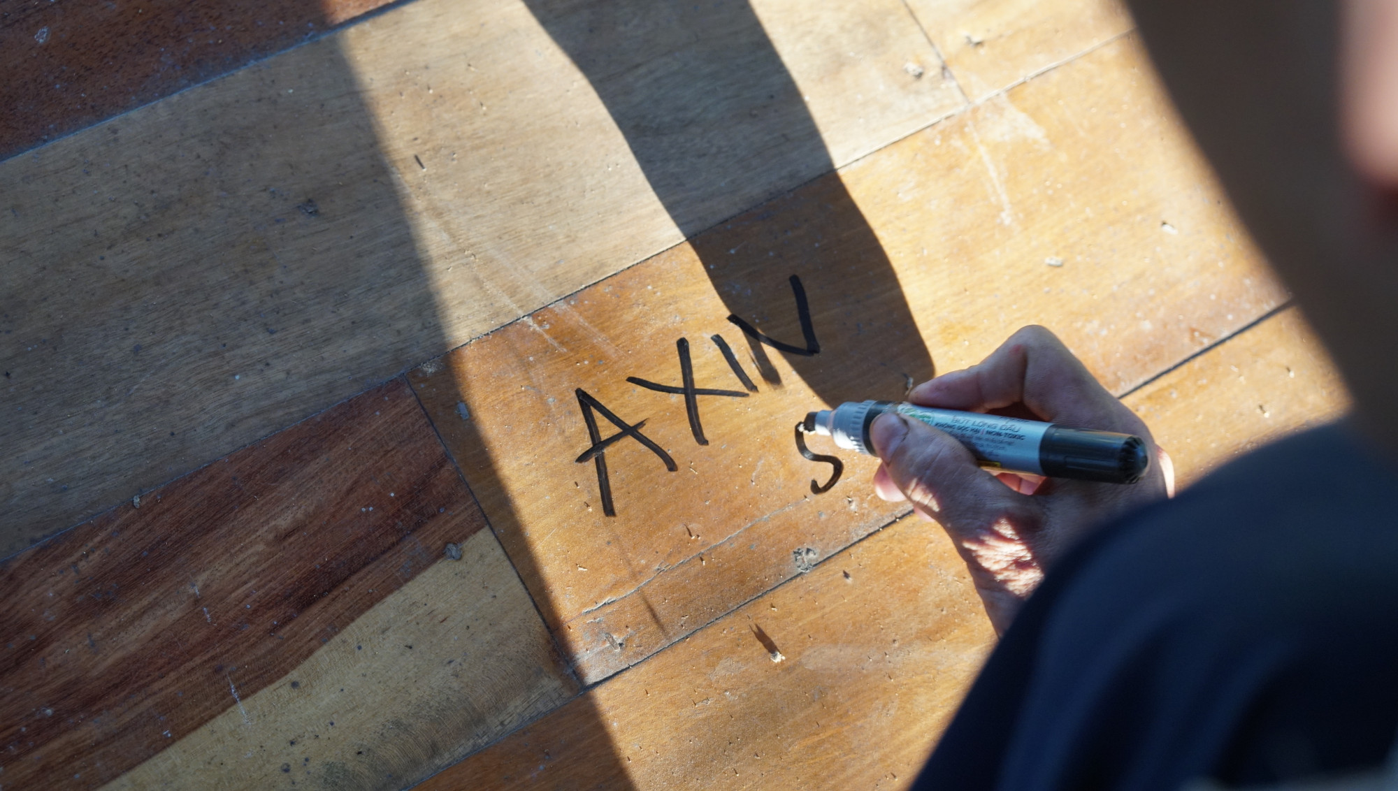 Người dân đánh dấu thứ tự từng ván nhà theo mã số La Mã.