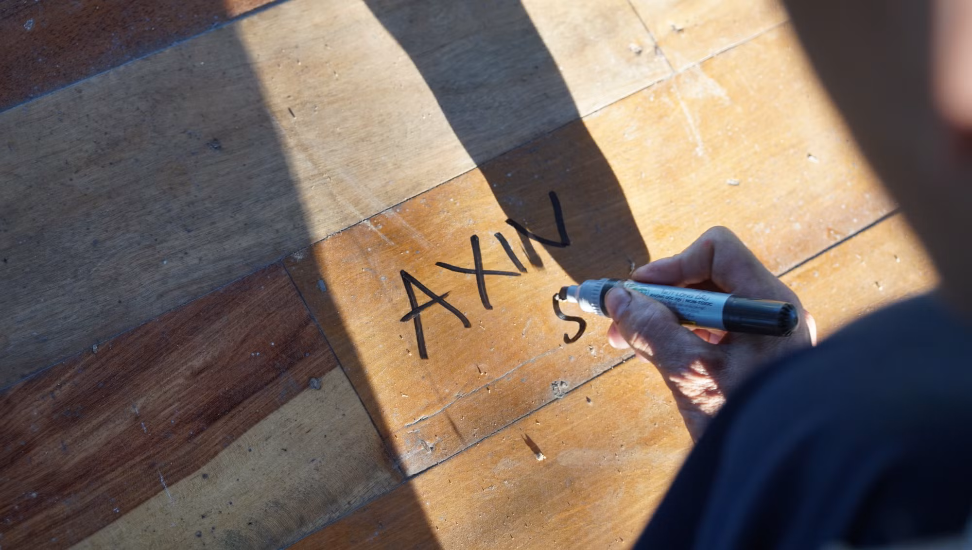 Người dân đánh dấu thứ tự từng ván nhà theo mã số La Mã.