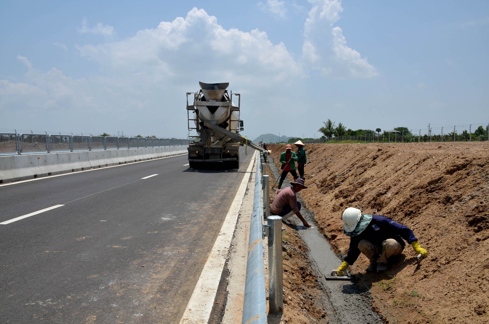 Các công nhân đang thi công rãnh thoát nước dọc, thuộc gói thầu XL-04 cao tốc Vĩnh Hảo-Phan Thiết tại vị trí thuộc địa bàn xã Thuận Hòa, huyện Hàm Thuận Bắc. Các công nhân đang thi công rãnh thoát nước dọc, thuộc gói thầu XL-04 cao tốc Vĩnh Hảo-Phan Thiết tại vị trí thuộc địa bàn xã Thuận Hòa, huyện Hàm Thuận Bắc.