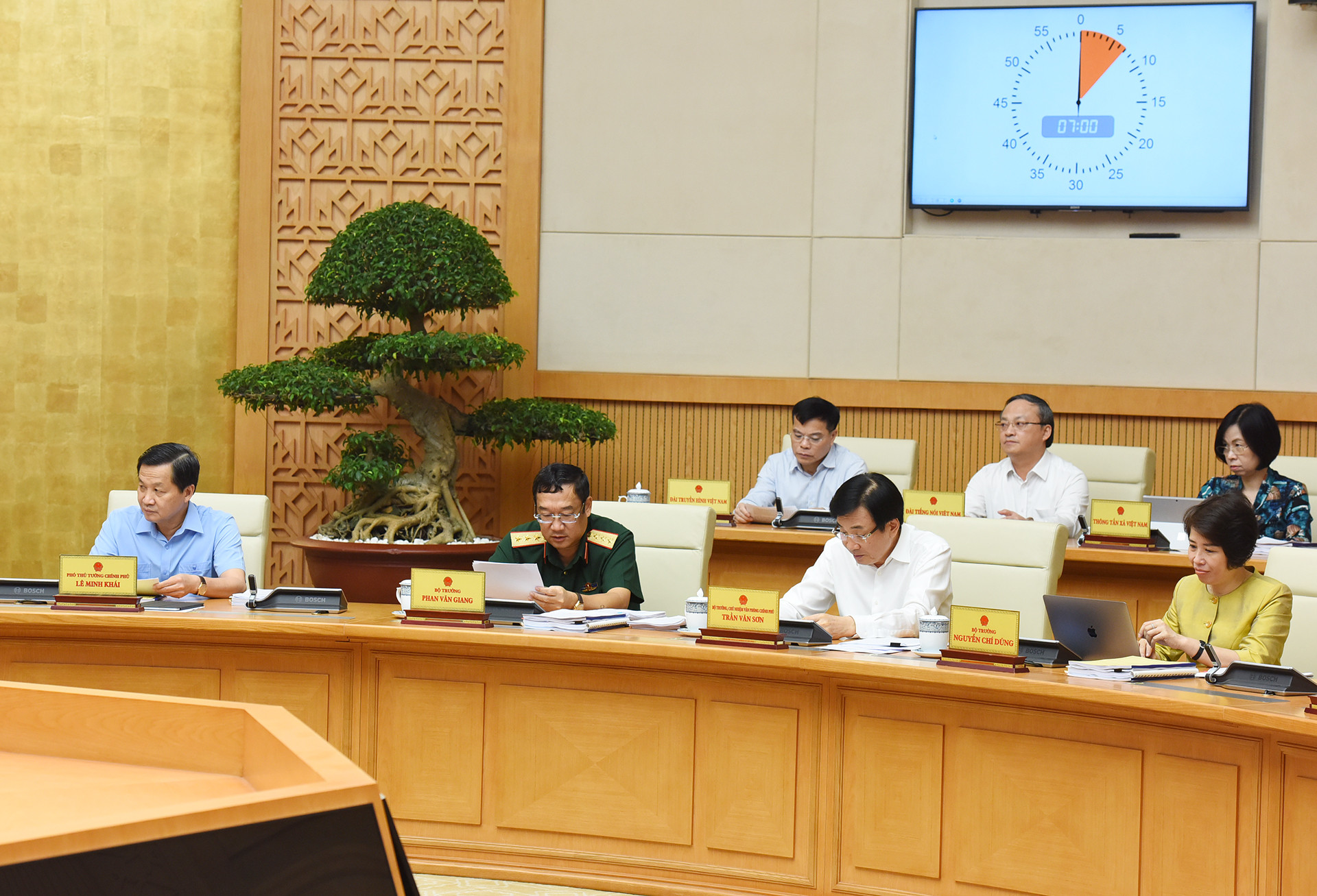 Phó Thủ tướng Chính phủ Lê Minh Khái và đại diện lãnh đạo các bộ.