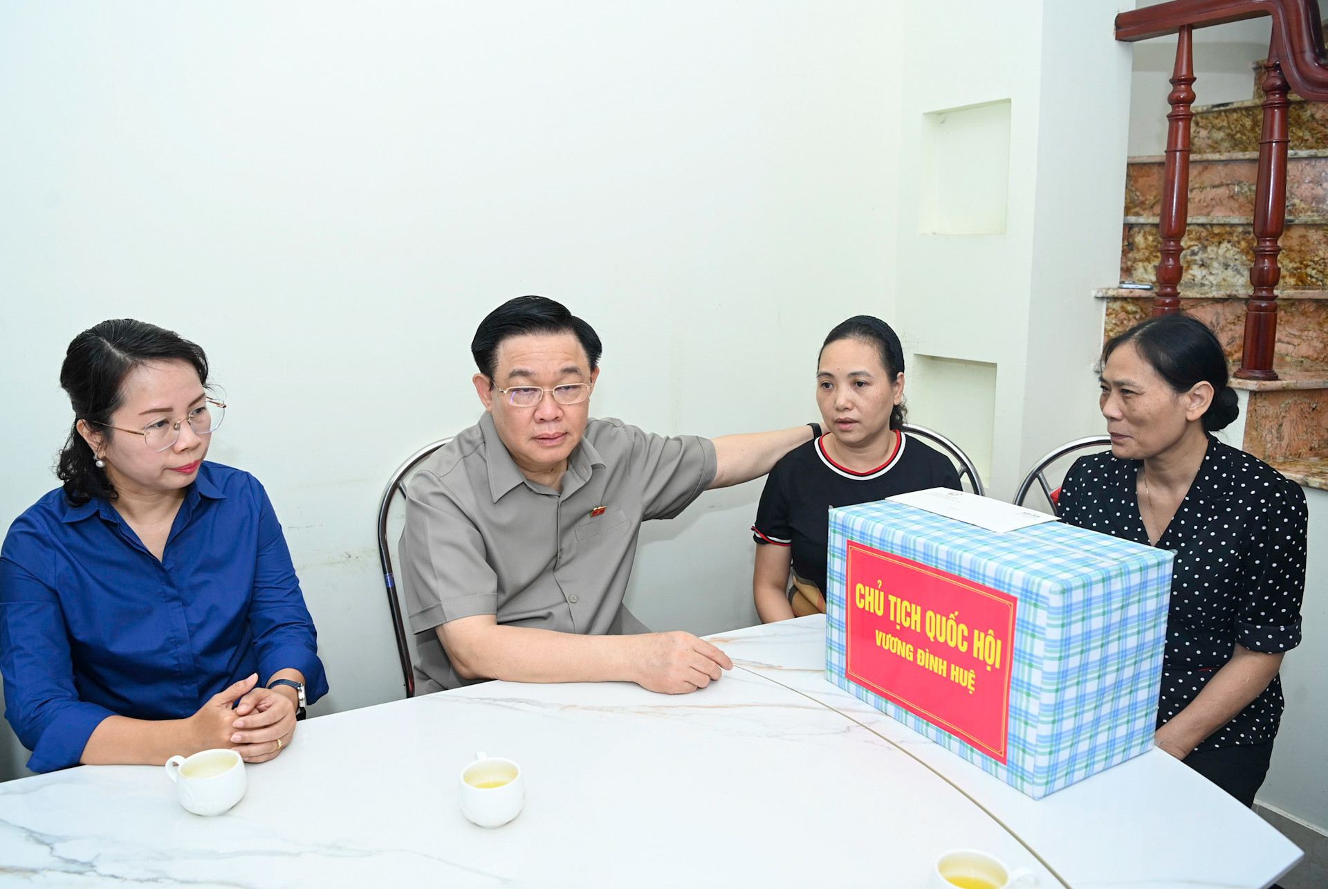 Chủ tịch Quốc hội Vương Đình Huệ thăm hỏi, tặng quà cho các gia đình.