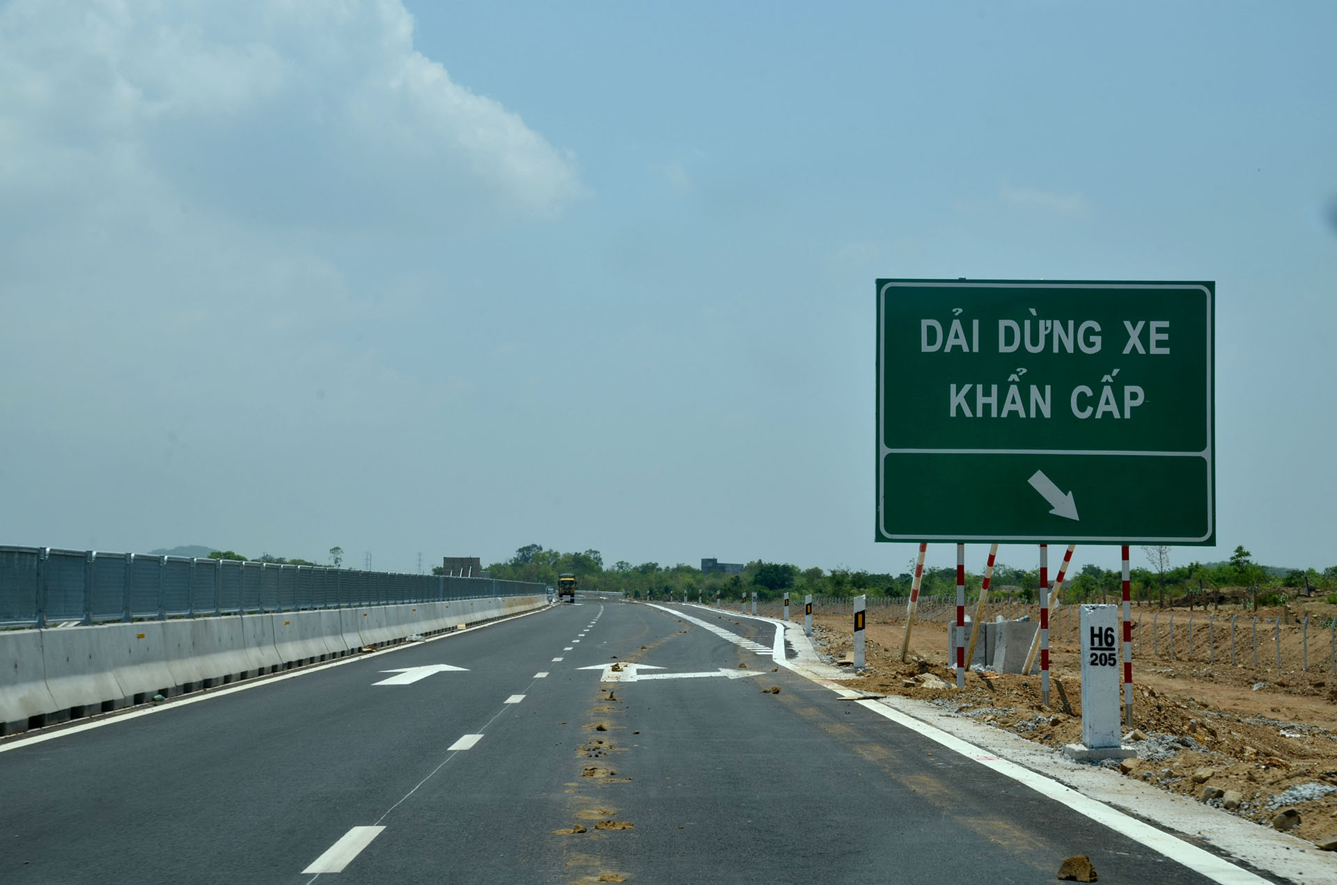 Biển chỉ dẫn vị trí dừng xe khẩn cấp được lắp đặt hoàn chỉnh. Biển chỉ dẫn vị trí dừng xe khẩn cấp được lắp đặt hoàn chỉnh.