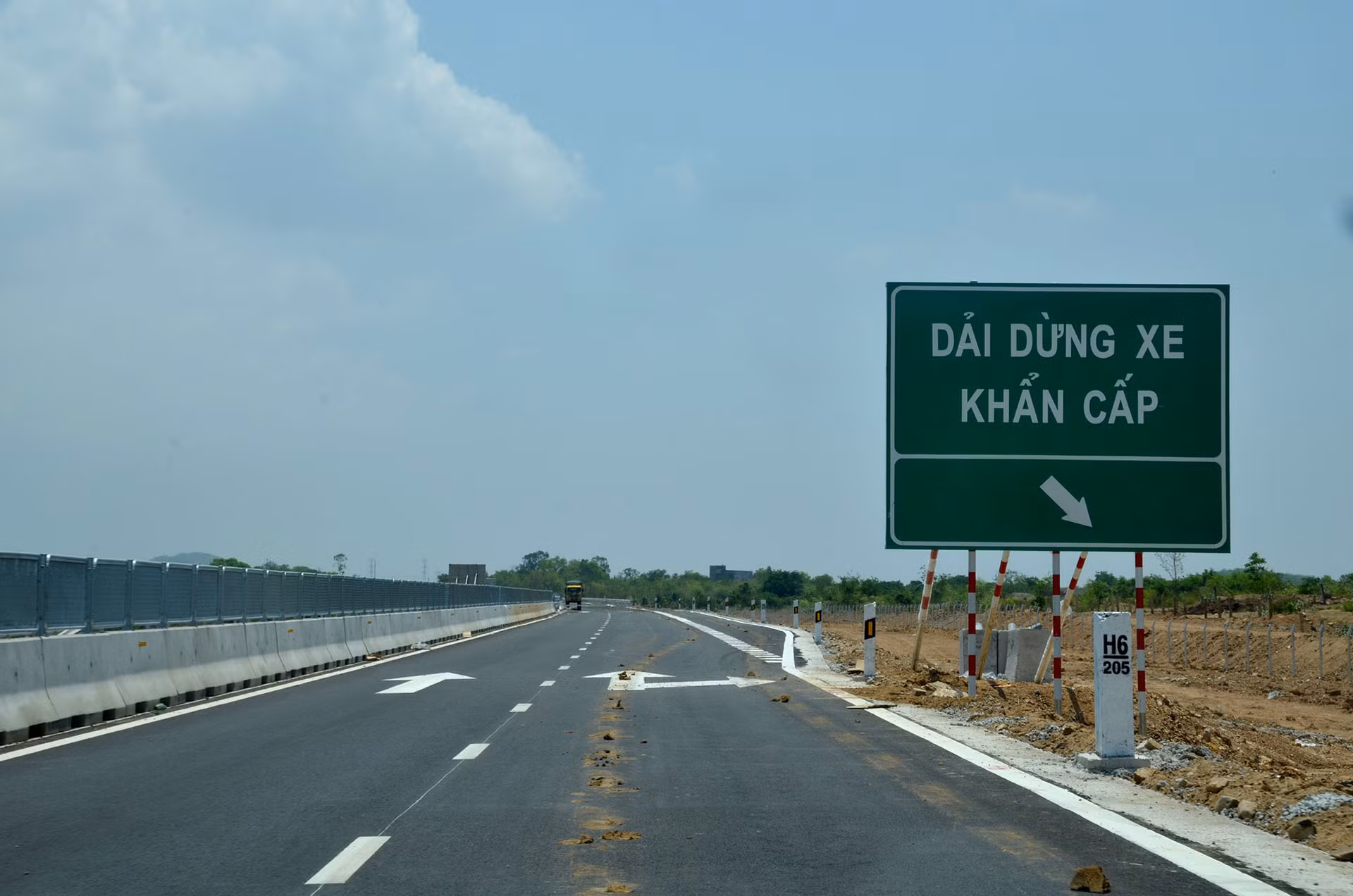 Biển chỉ dẫn vị trí dừng xe khẩn cấp được lắp đặt hoàn chỉnh.