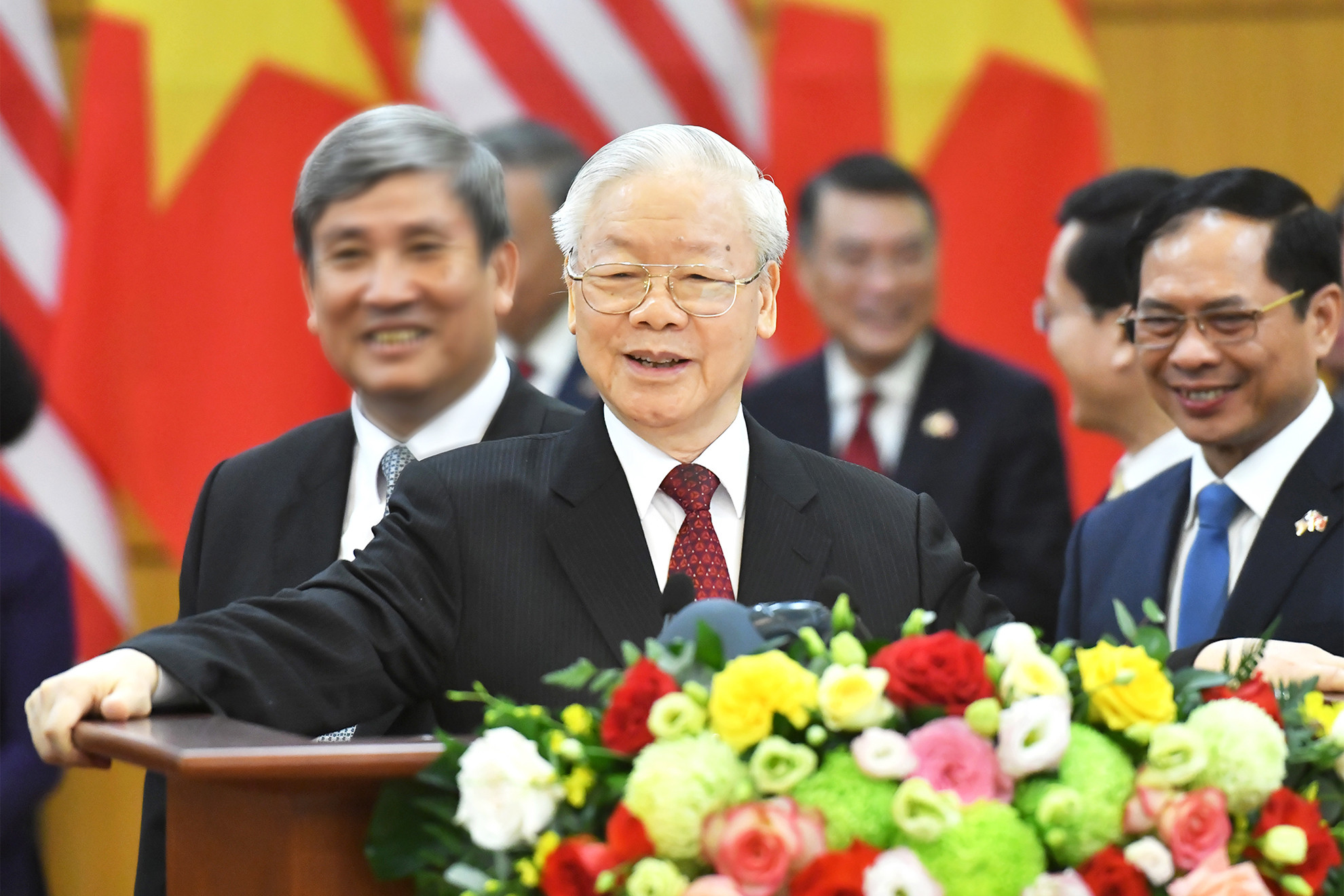 Tổng Bí thư Nguyễn Phú Trọng và Tổng thống Hoa Kỳ Joe Biden phát biểu với báo chí Việt Nam, Hoa Kỳ và quốc tế thông tin về kết quả tốt đẹp của cuộc hội đàm và tuyên bố nhất trí nâng quan hệ Việt Nam-Hoa Kỳ lên Đối tác Chiến lược Toàn diện vì Hòa bình, Hợp tác và Phát triển bền vững.