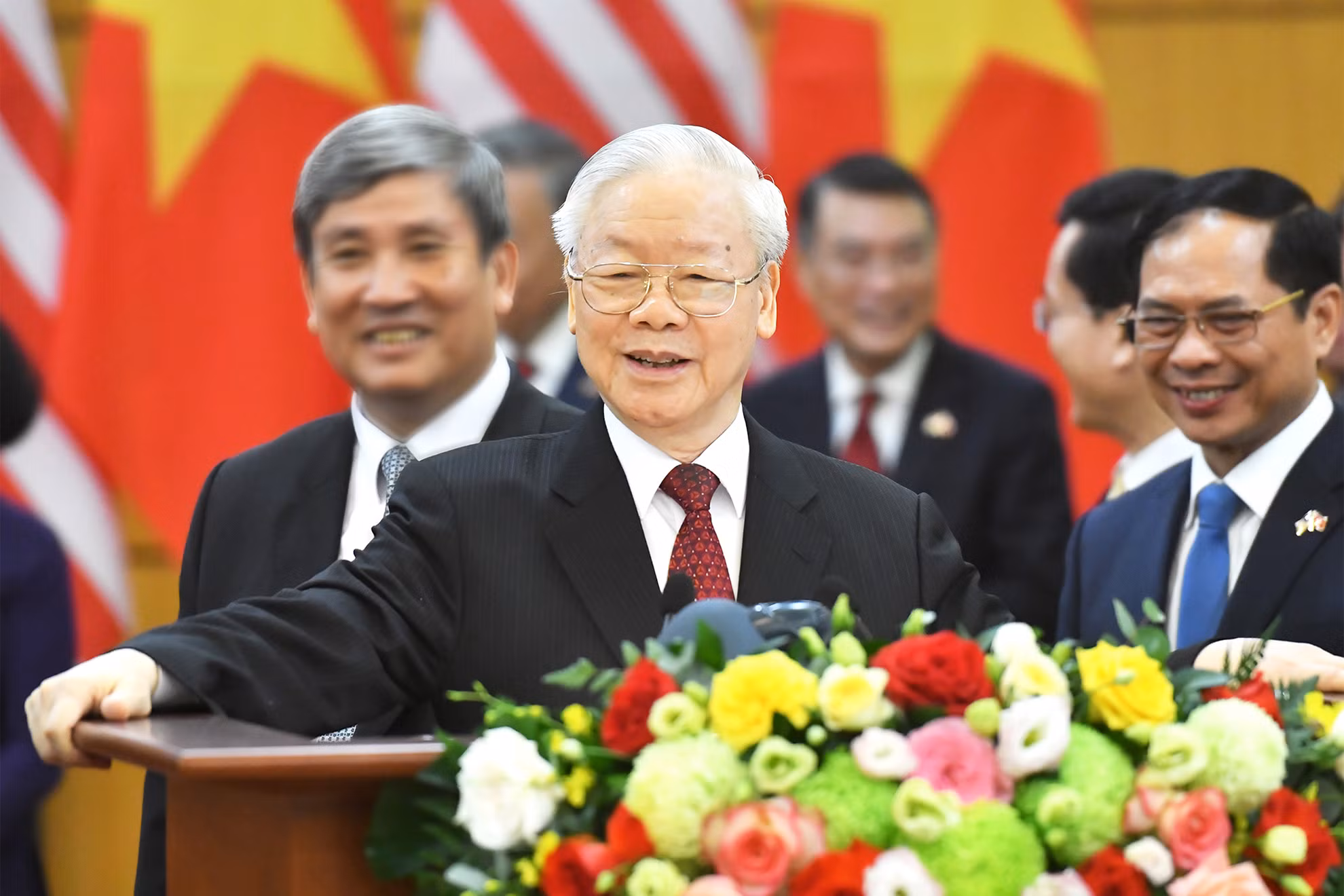 Tổng Bí thư Nguyễn Phú Trọng và Tổng thống Hoa Kỳ Joe Biden phát biểu với báo chí Việt Nam, Hoa Kỳ và quốc tế thông tin về kết quả tốt đẹp của cuộc hội đàm và tuyên bố nhất trí nâng quan hệ Việt Nam-Hoa Kỳ lên Đối tác Chiến lược Toàn diện vì Hòa bình, Hợp tác và Phát triển bền vững.