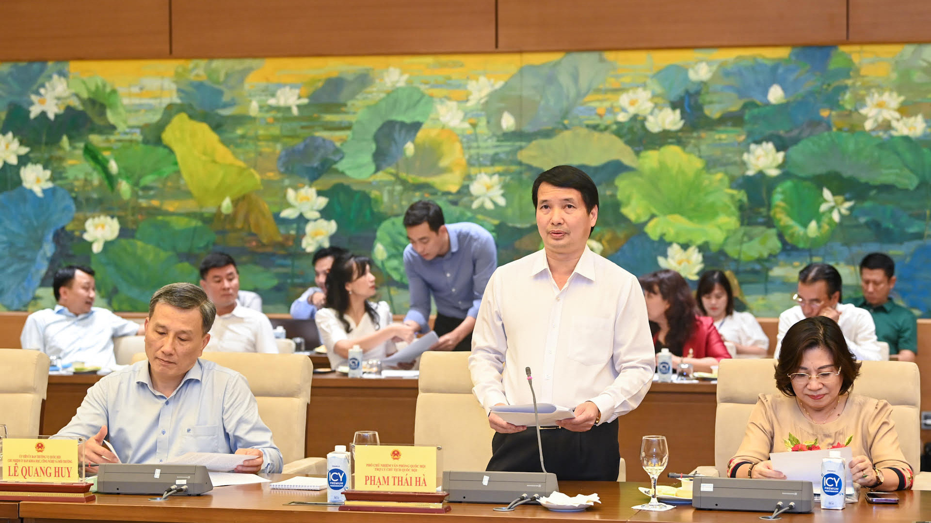 Phó Chủ nhiệm Văn phòng Quốc hội, Trợ lý Chủ tịch Quốc hội Phạm Thái Hà phát biểu mở đầu buổi gặp mặt. Phó Chủ nhiệm Văn phòng Quốc hội, Trợ lý Chủ tịch Quốc hội Phạm Thái Hà phát biểu mở đầu buổi gặp mặt.