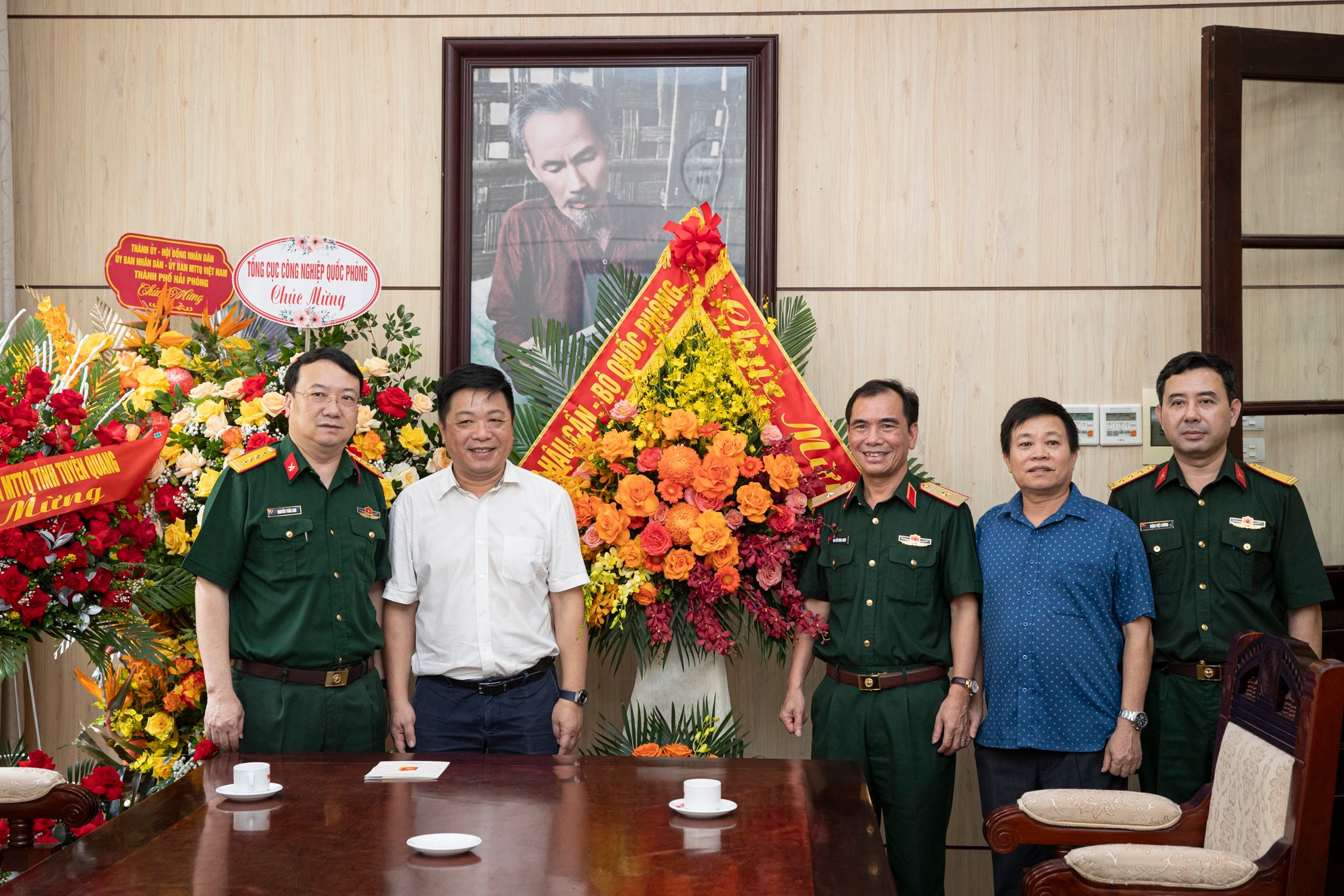 Đoàn đại biểu Tổng cục Hậu cần, Bộ Quốc phòng tới thăm và chúc mừng tập thể cán bộ, nhân viên Báo Nhân Dân.