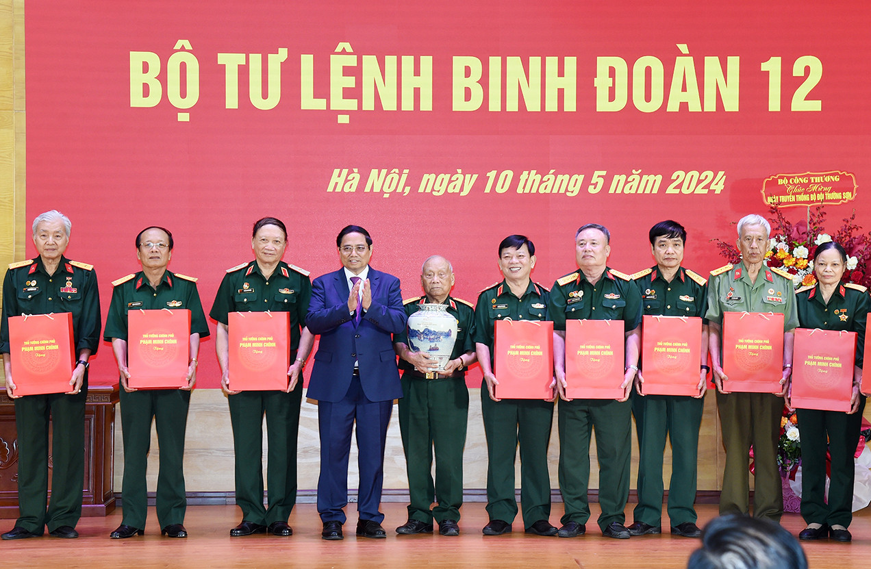 Thủ tướng tặng quà Hội Truyền thống Trường Sơn-Đường Hồ Chí Minh Việt Nam.