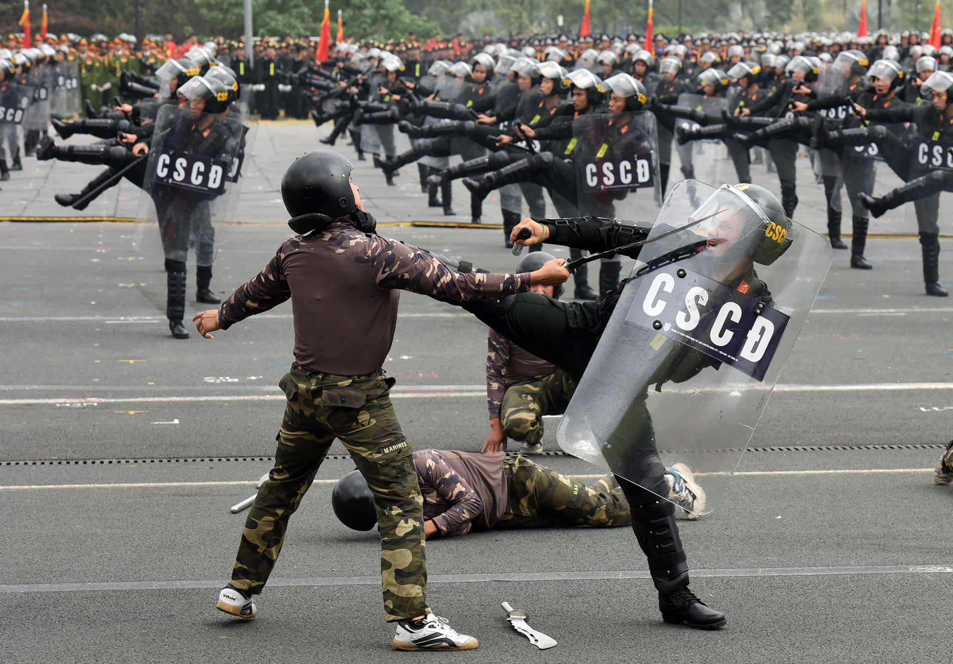 Các chiến sĩ trình diễn các động tác nghiệp vụ.