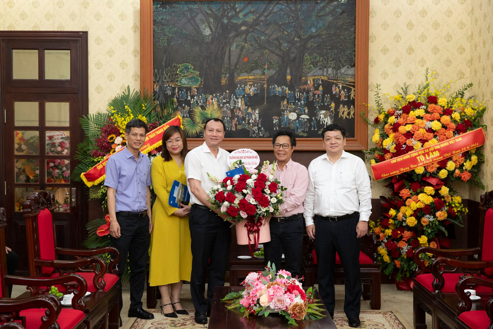 PGS, TS Nguyễn Đức Sơn, Hiệu trưởng Trường đại học Sư phạm Hà Nội chúc mừng Báo Nhân Dân.