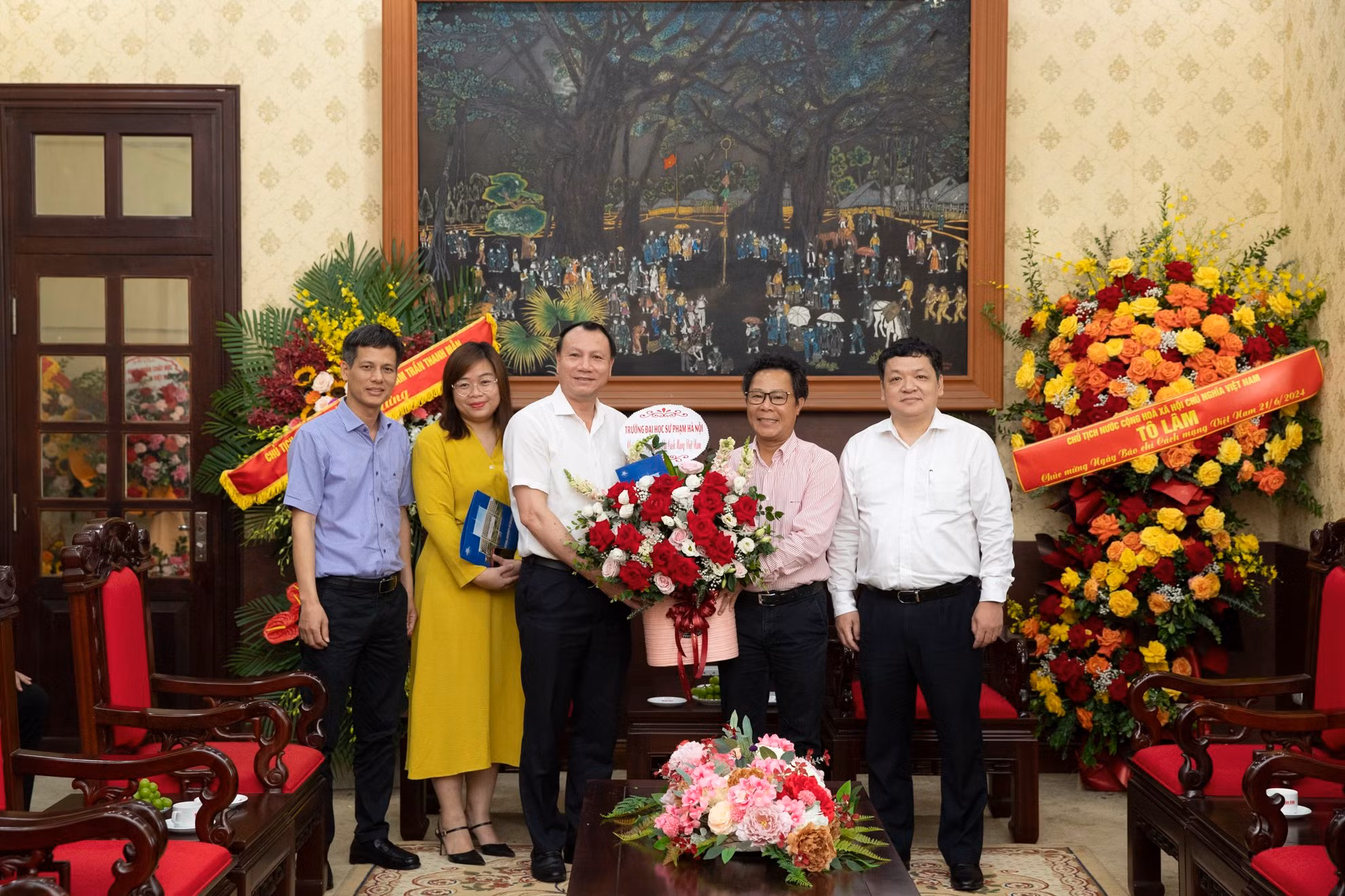 PGS, TS Nguyễn Đức Sơn, Hiệu trưởng Trường đại học Sư phạm Hà Nội chúc mừng Báo Nhân Dân.