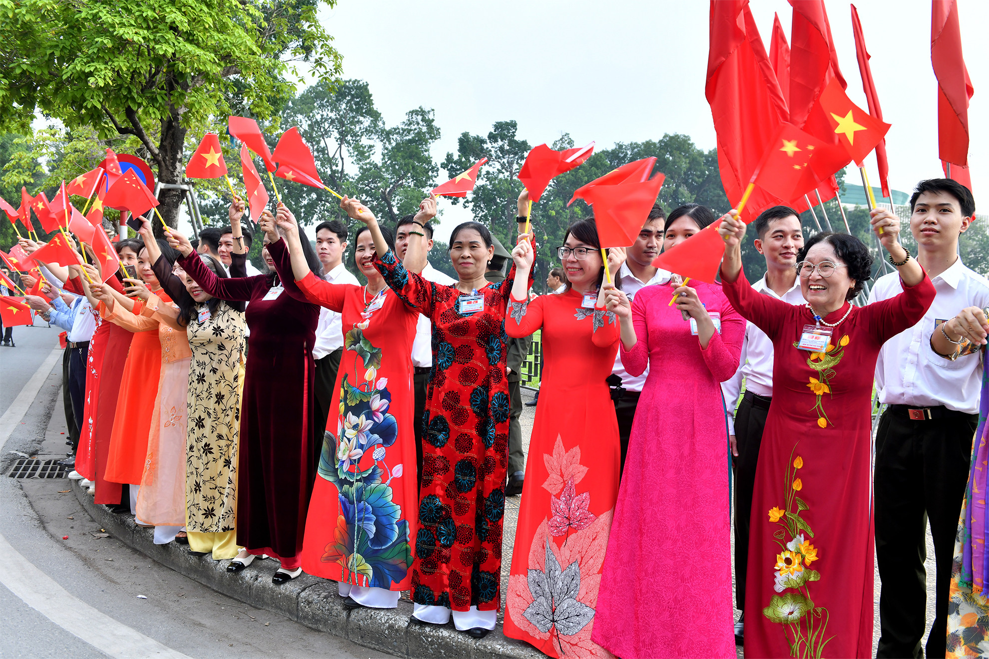 Người dân Thủ đô Hà Nội chào đón Tổng Bí thư, Chủ tịch Trung Quốc Tập Cận Bình và Phu nhân thăm Việt Nam.