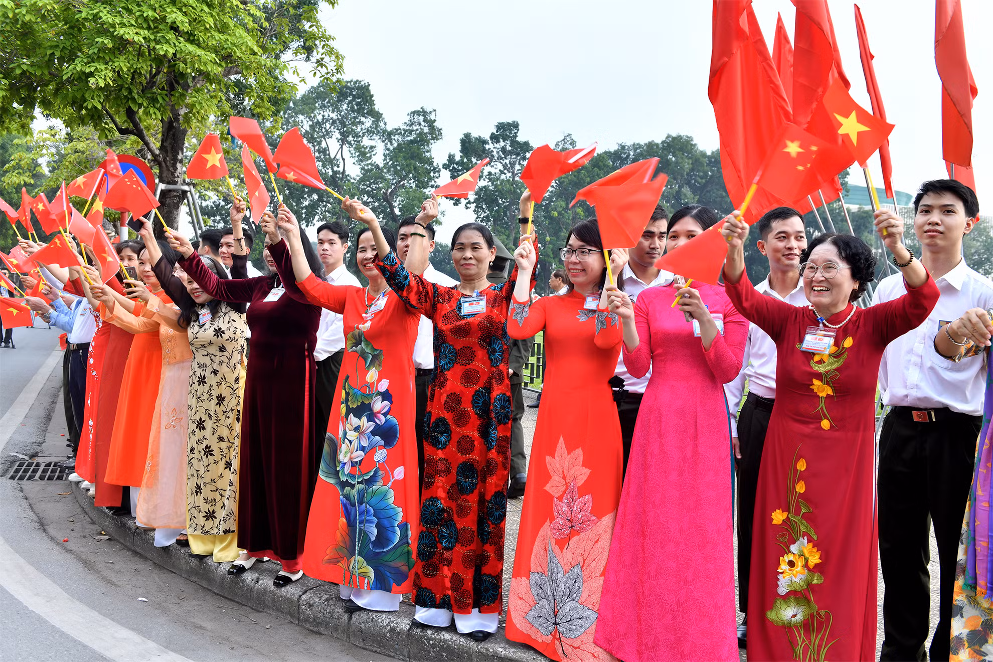 Người dân Thủ đô Hà Nội chào đón Tổng Bí thư, Chủ tịch Trung Quốc Tập Cận Bình và Phu nhân thăm Việt Nam.