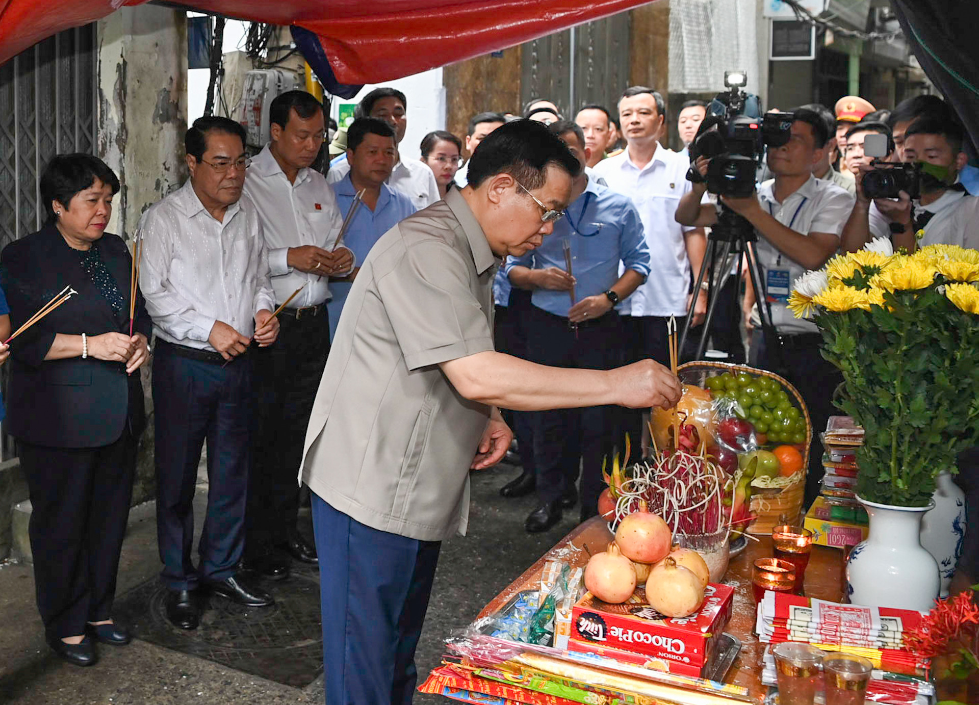 Chủ tịch Quốc hội Vương Đình Huệ thắp hương tưởng niệm các nạn nhân thiệt mạng trong vụ cháy tại chung cư mini.