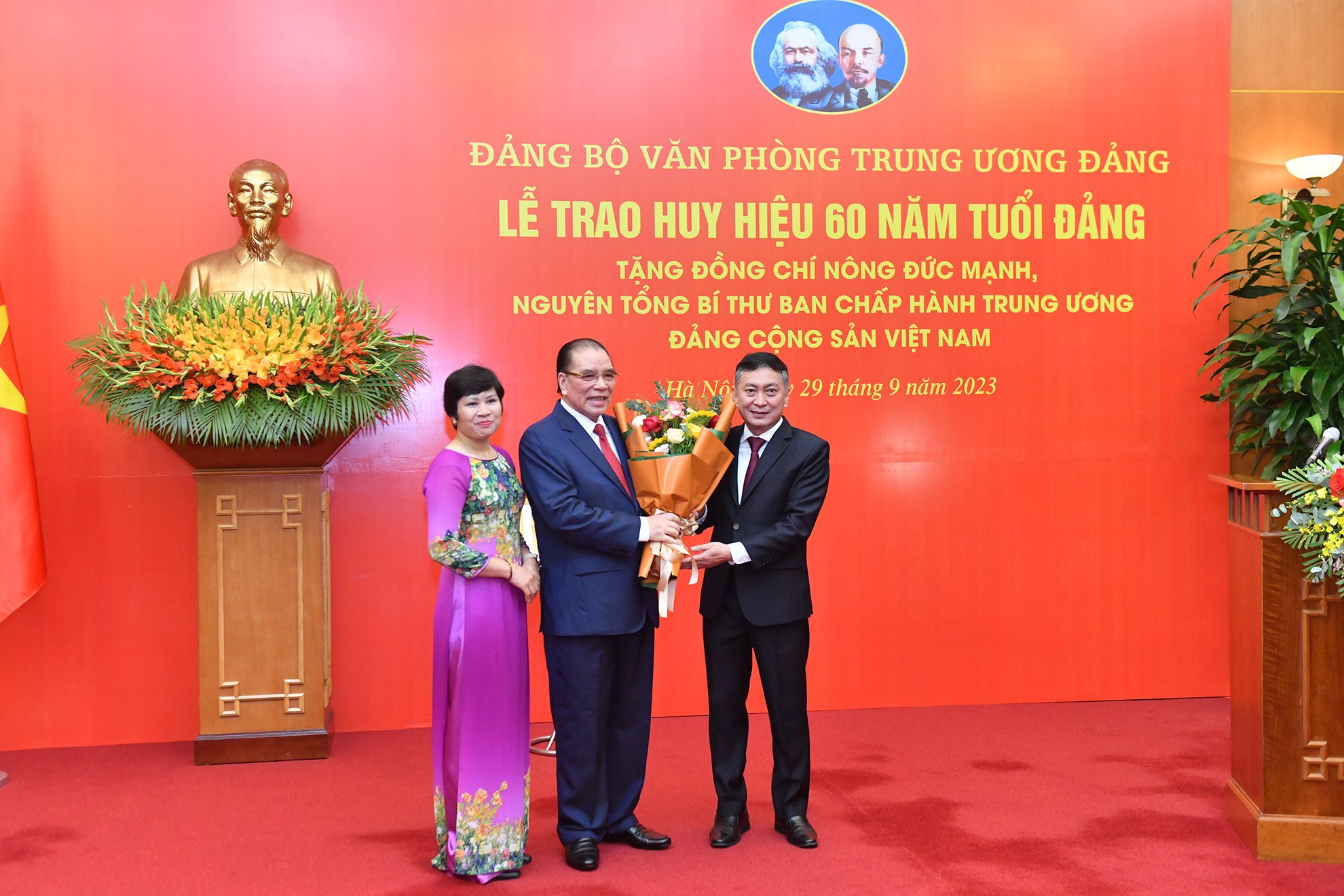 Các cán bộ, Đảng viên Chi bộ 4 Văn phòng Trung ương Đảng chúc mừng nguyên Tổng Bí thư Nông Đức Mạnh.