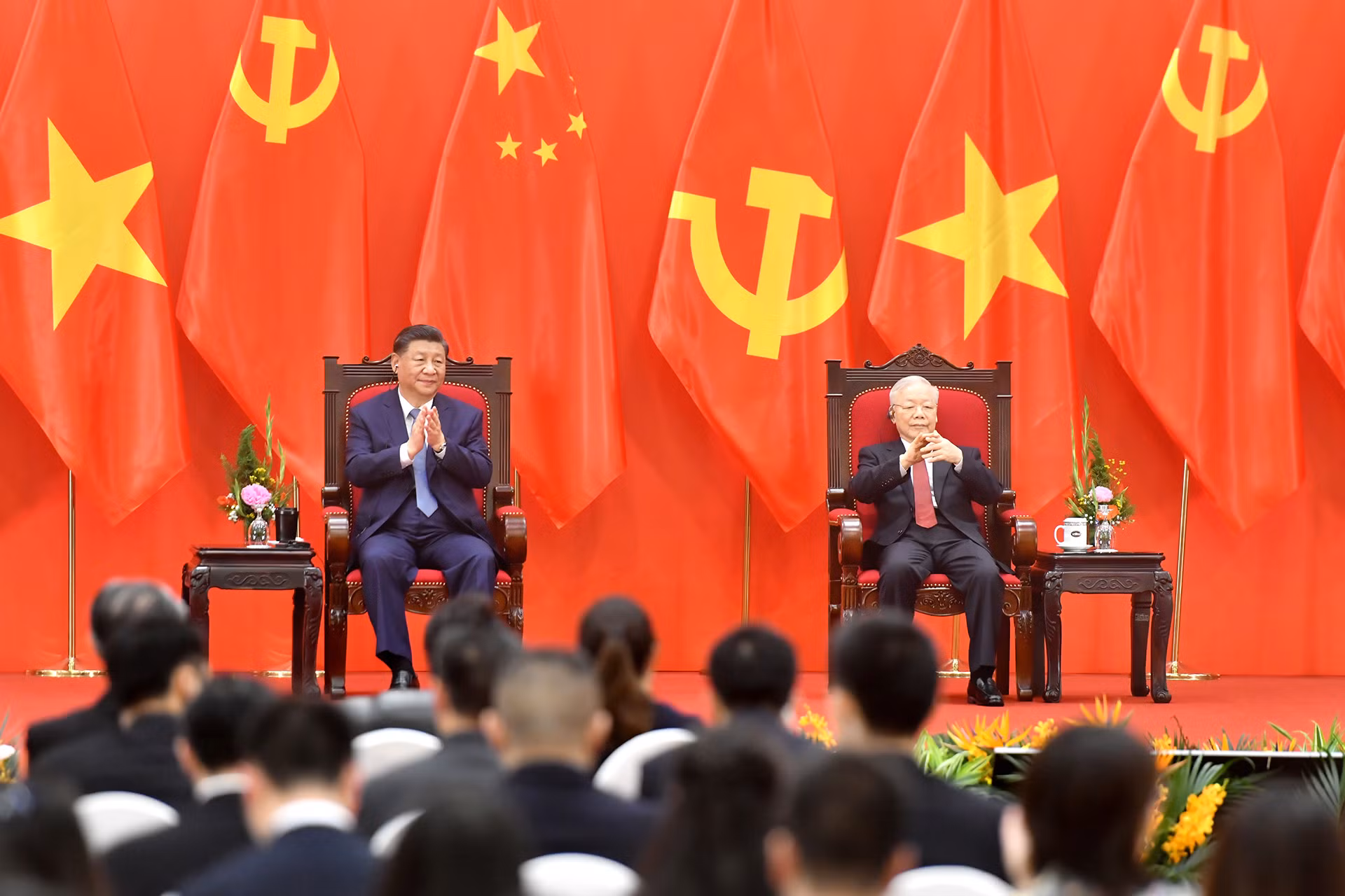 Tổng Bí thư Nguyễn Phú Trọng với Tổng Bí thư, Chủ tịch Trung Quốc Tập Cận Bình tại Gặp gỡ nhân sĩ hữu nghị và thế hệ trẻ Việt Nam-Trung Quốc.