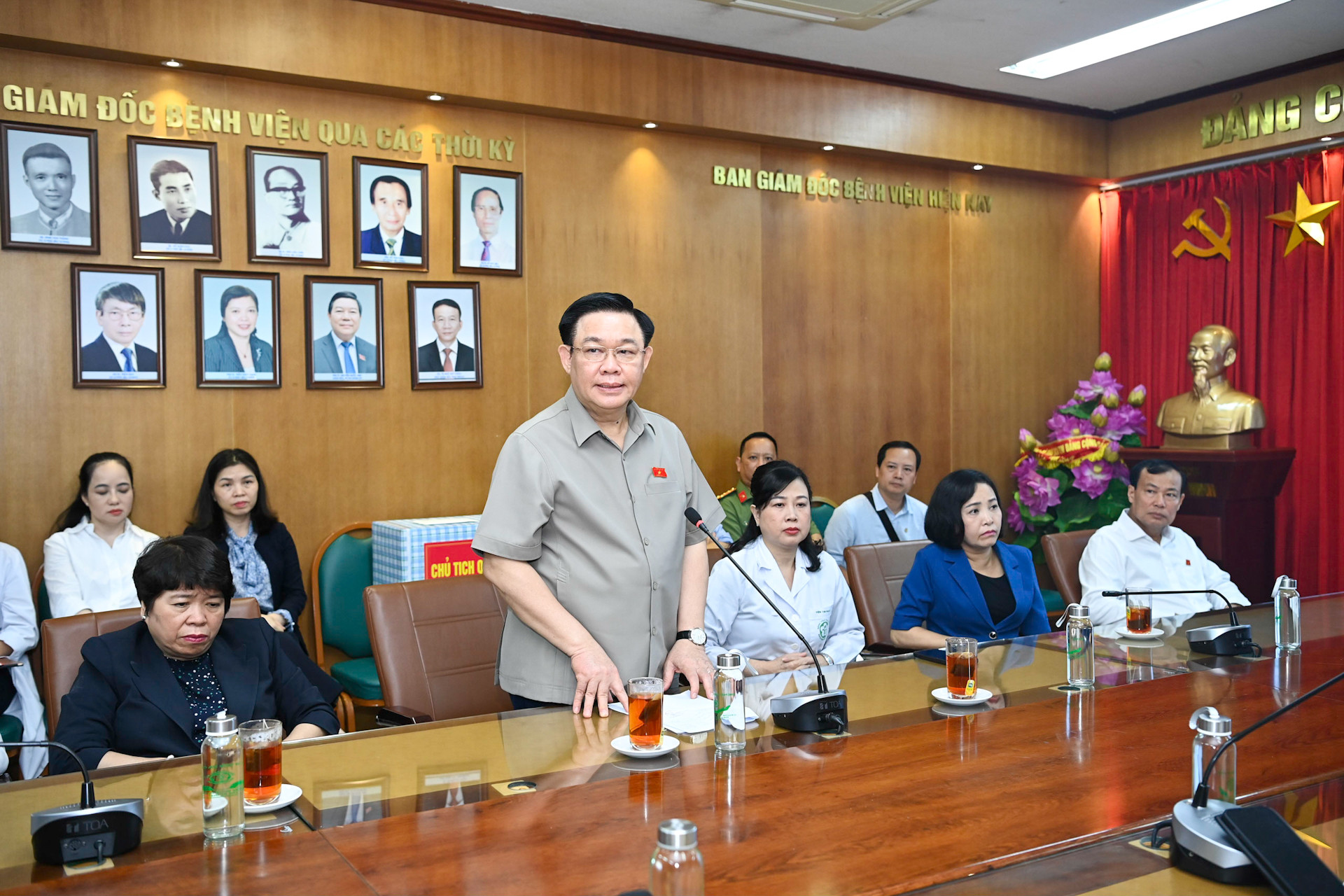 Chủ tịch Quốc hội Vương Đình Huệ giao nhiệm vụ, động viên các y, bác sĩ tại Bệnh viện Bạch Mai.