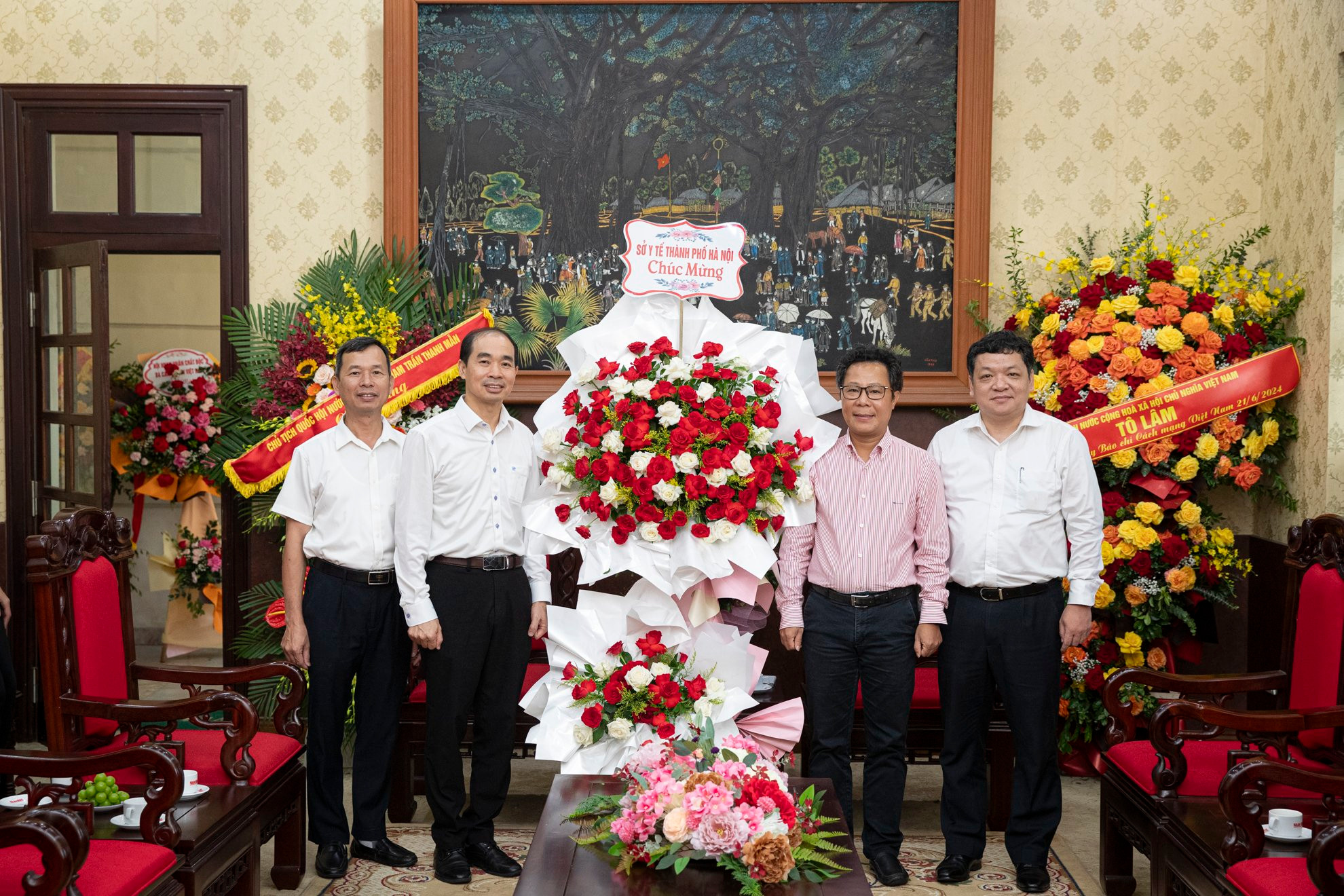 Đoàn đại biểu Sở Y tế thành phố Hà Nội chúc mừng Báo Nhân Dân nhân dịp 21/6.