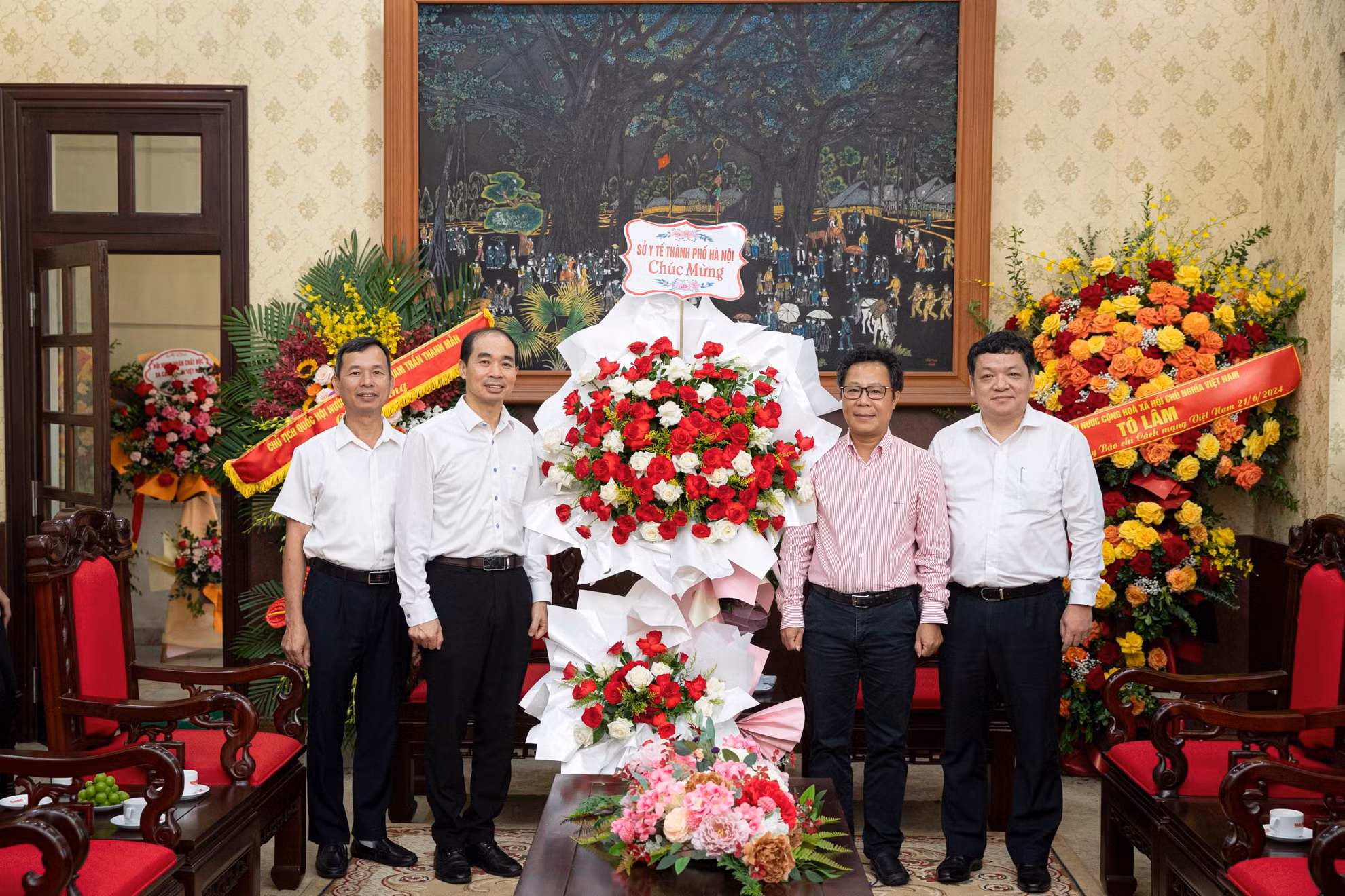 Đoàn đại biểu Sở Y tế thành phố Hà Nội chúc mừng Báo Nhân Dân nhân dịp 21/6.