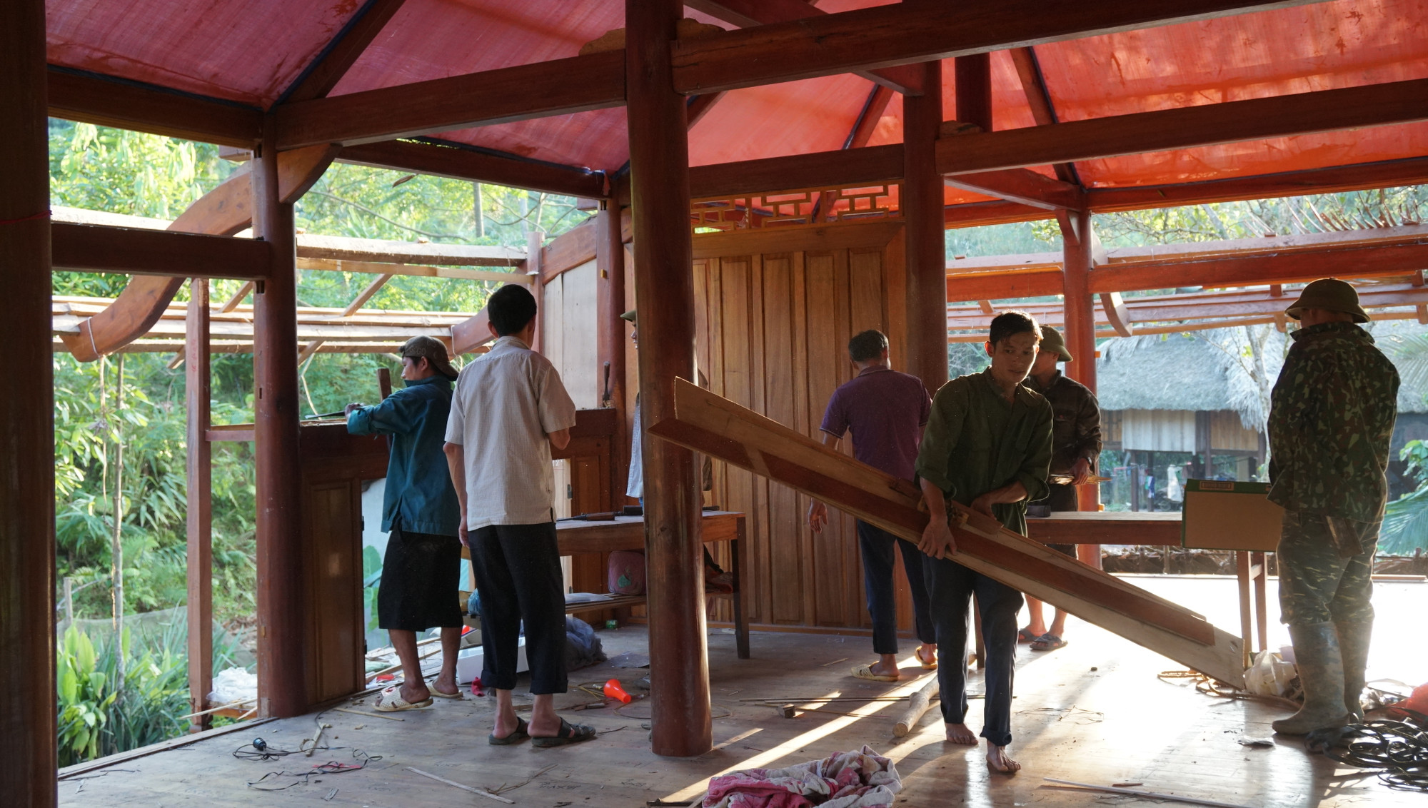 Toàn bộ thợ đều là người dân trong thôn hỗ trợ lẫn nhau, không ai lấy tiền công.